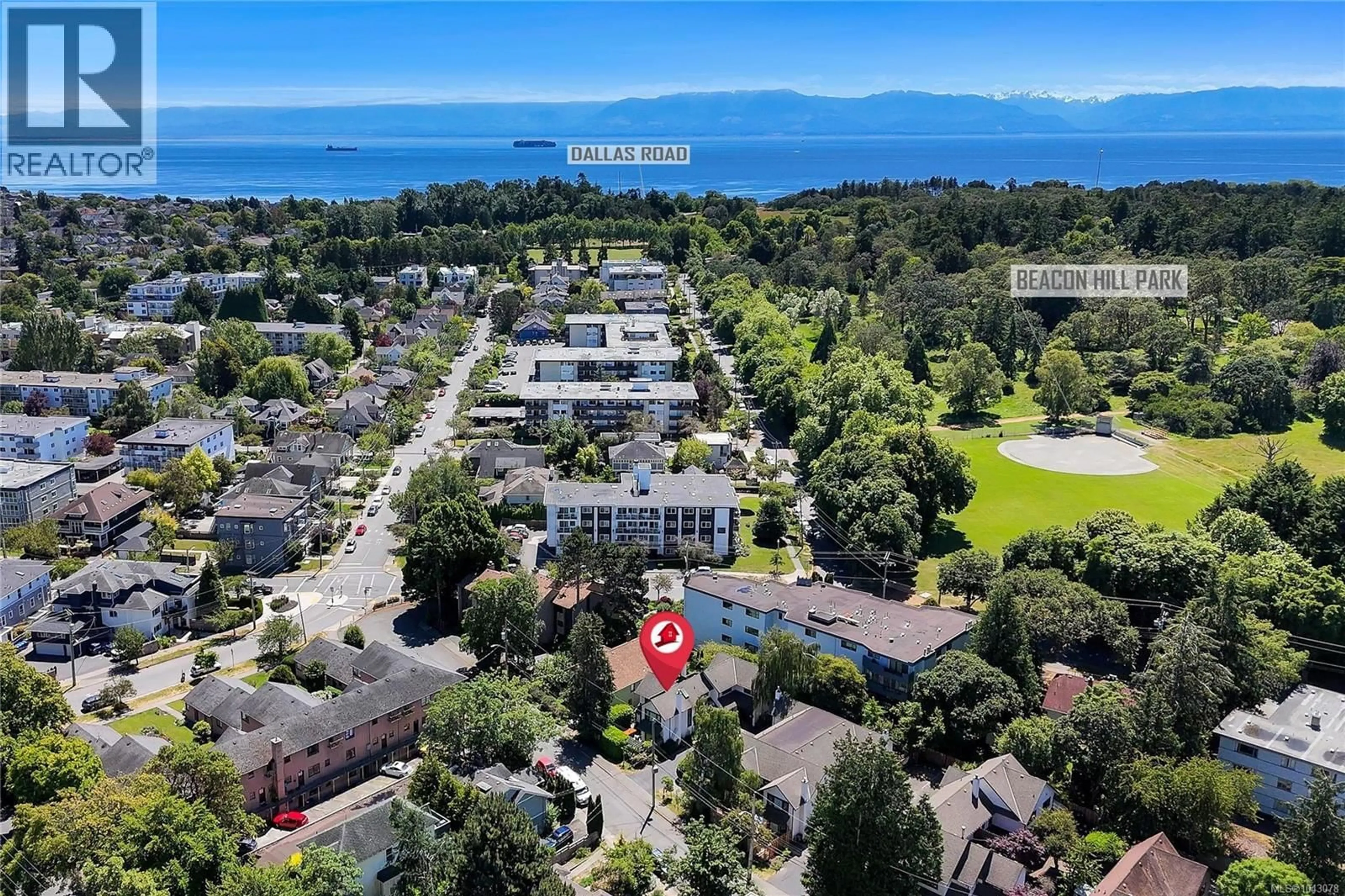 A pic from outside/outdoor area/front of a property/back of a property/a pic from drone, mountain view for 9 - 977 CONVENT PLACE, Victoria British Columbia V8V2Y9