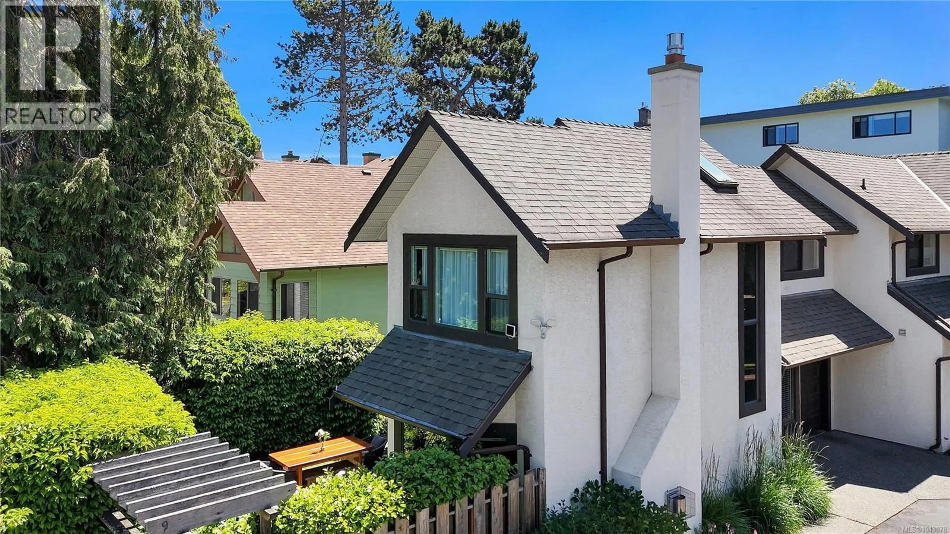 A pic from outside/outdoor area/front of a property/back of a property/a pic from drone, street for 9 - 977 CONVENT PLACE, Victoria British Columbia V8V2Y9