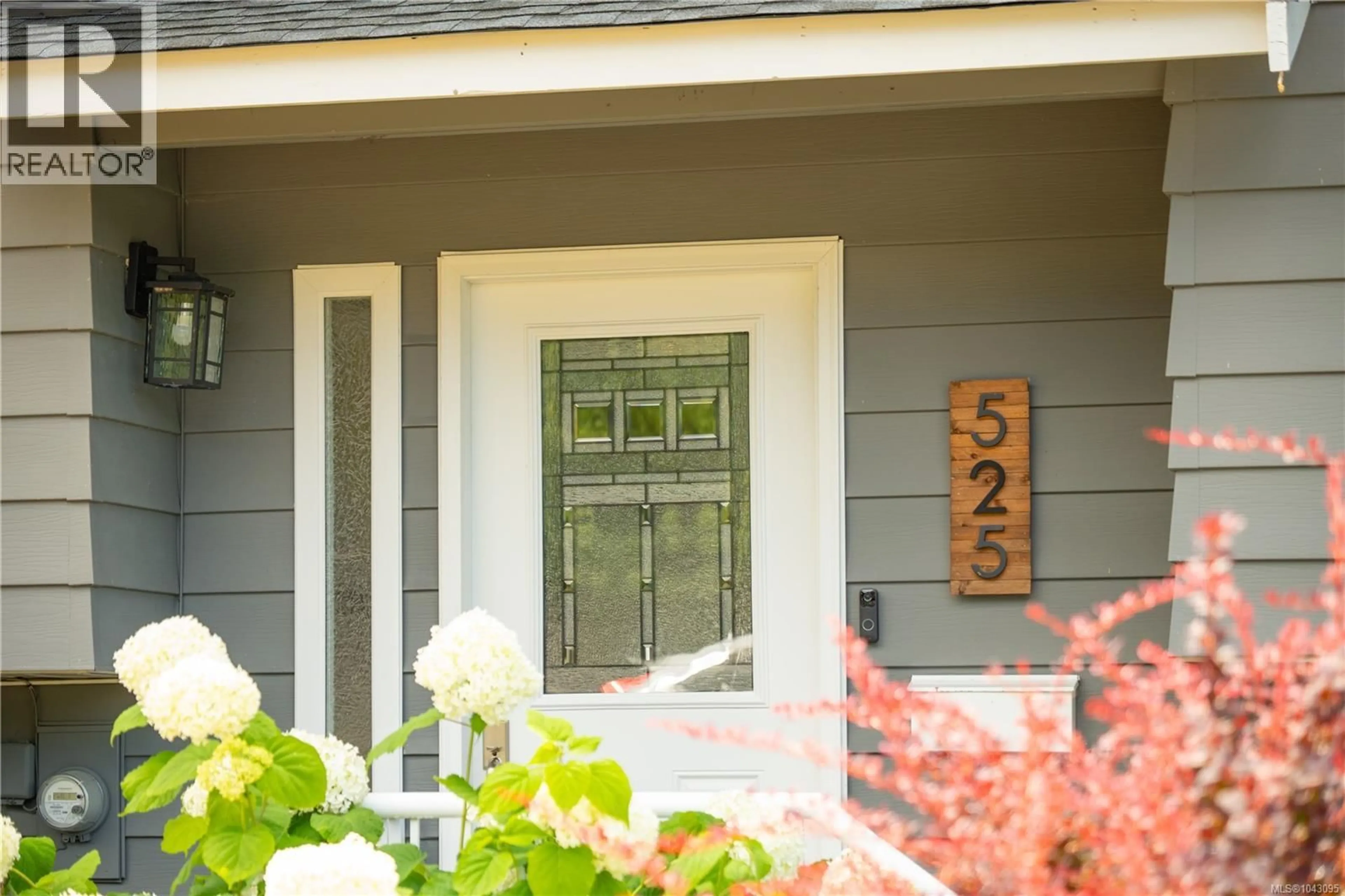 Home with vinyl exterior material, street for 525 DOREEN PLACE, Nanaimo British Columbia V9T4S1