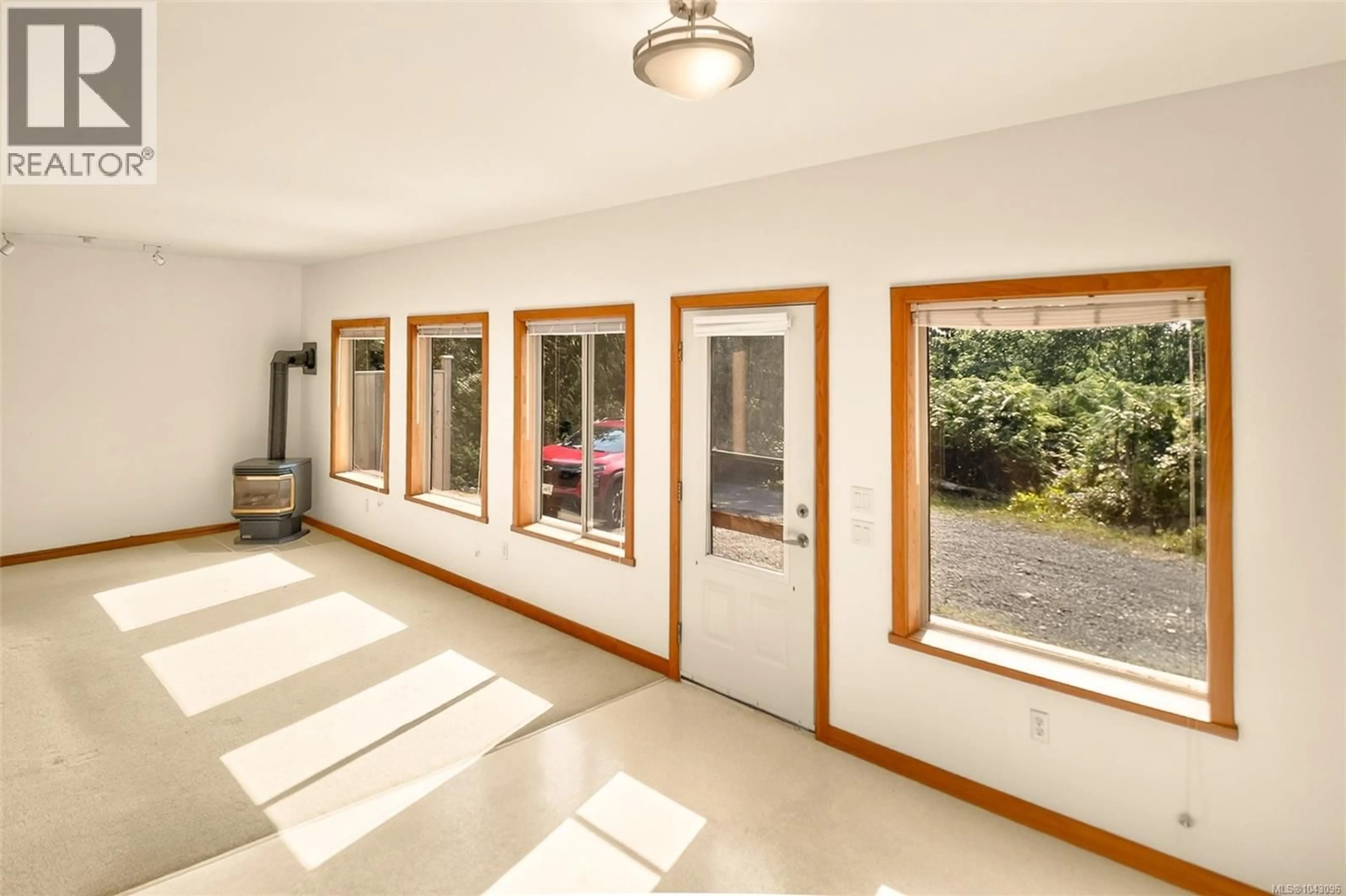 Indoor entryway for 300 FOURTH STREET, Tofino British Columbia V0R2Z0