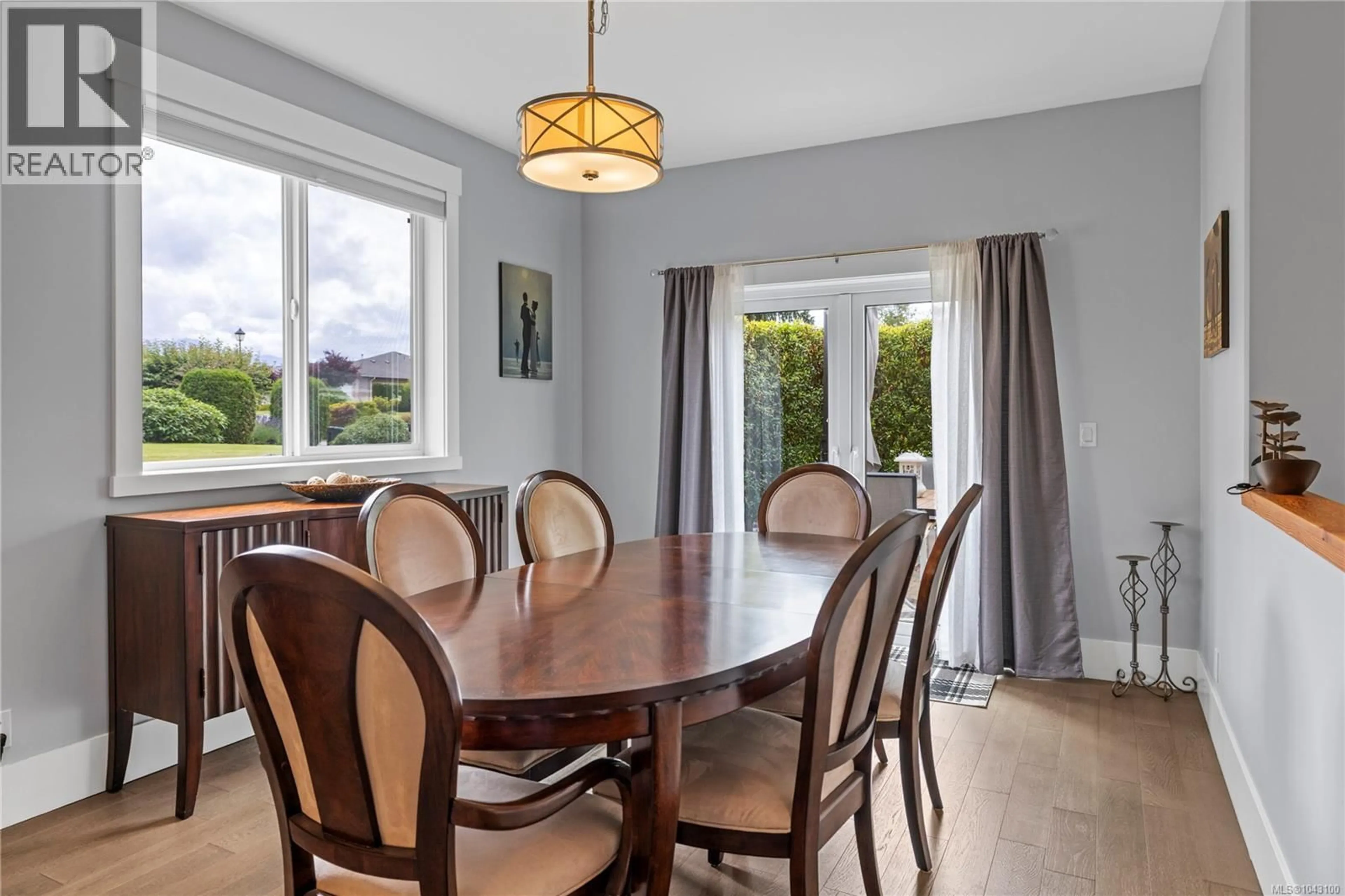 Dining room, wood/laminate floor for 679 CHELSEA PLACE, Qualicum Beach British Columbia V9K1C3