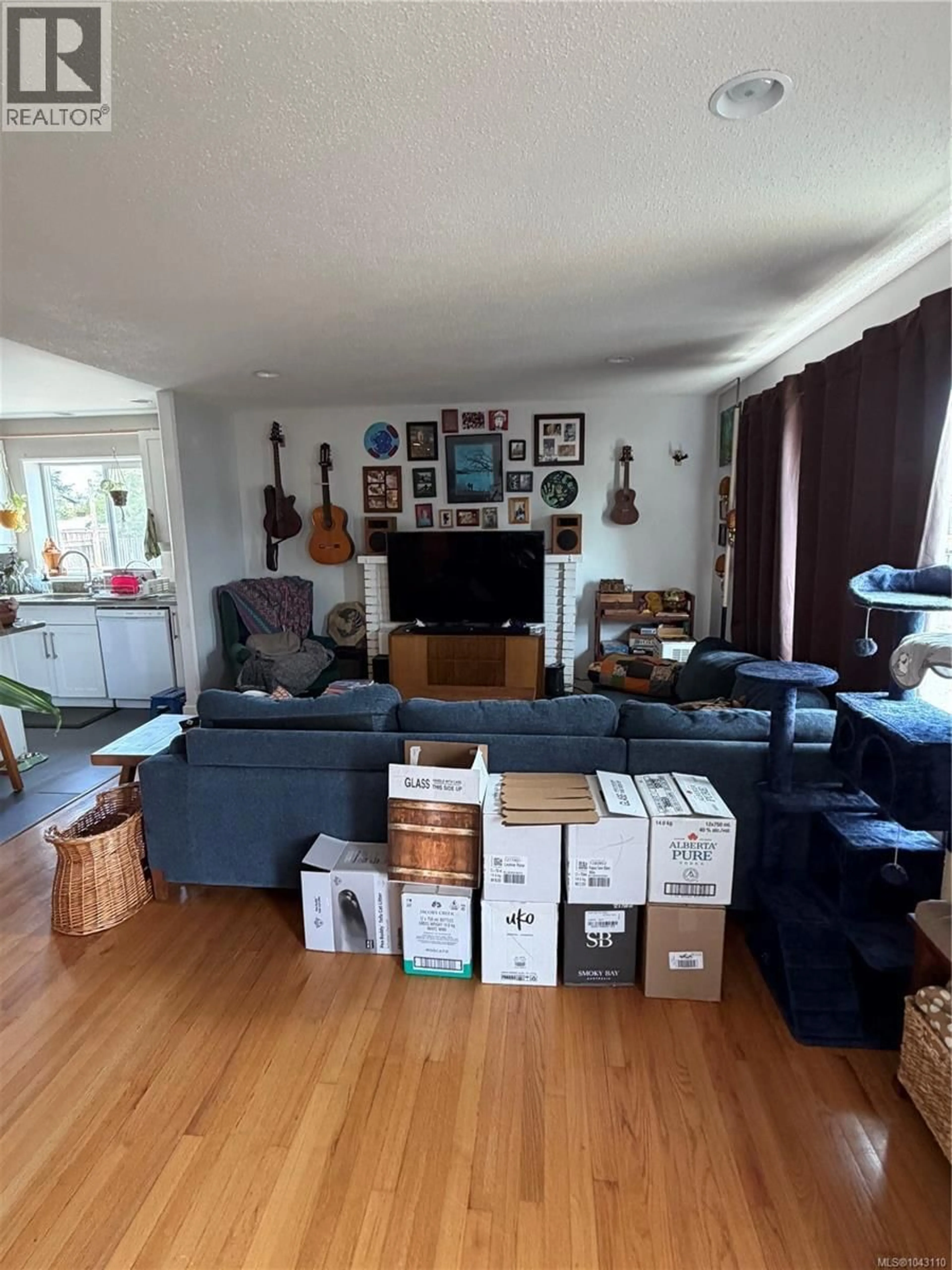 Living room with furniture, unknown for 3331 AUCHINACHIE ROAD, Duncan British Columbia V9L4A1