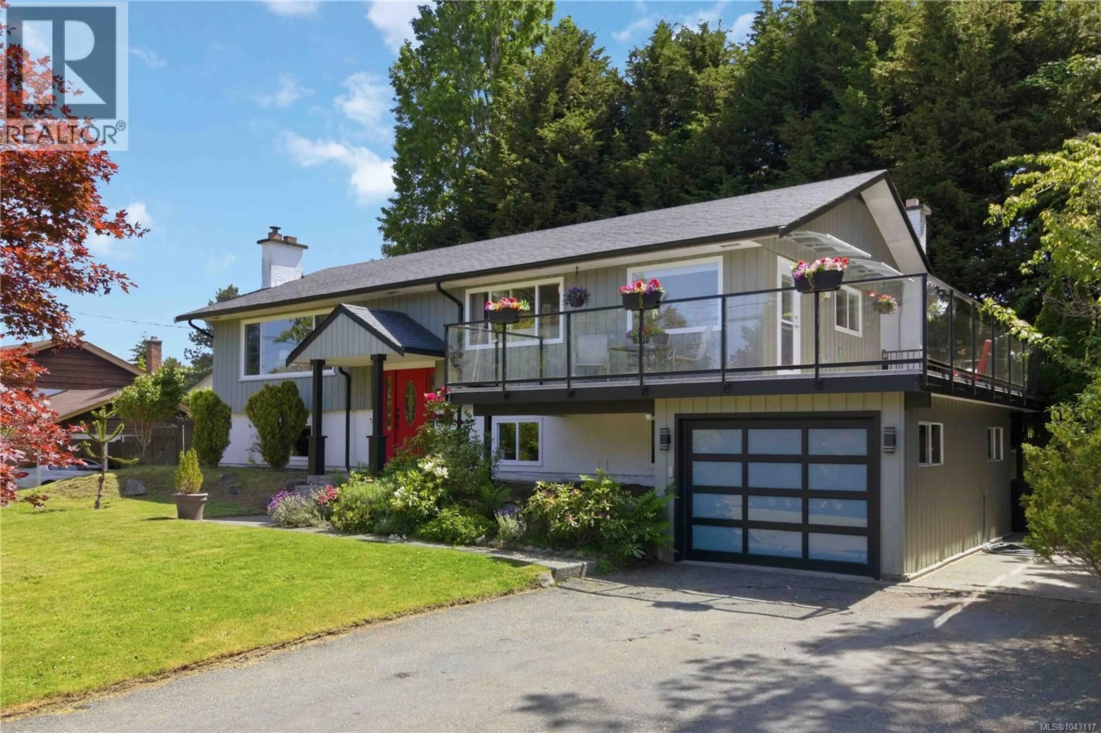 Home with vinyl exterior material, street for 1909 FERNDALE ROAD, Saanich British Columbia V8N2Y4