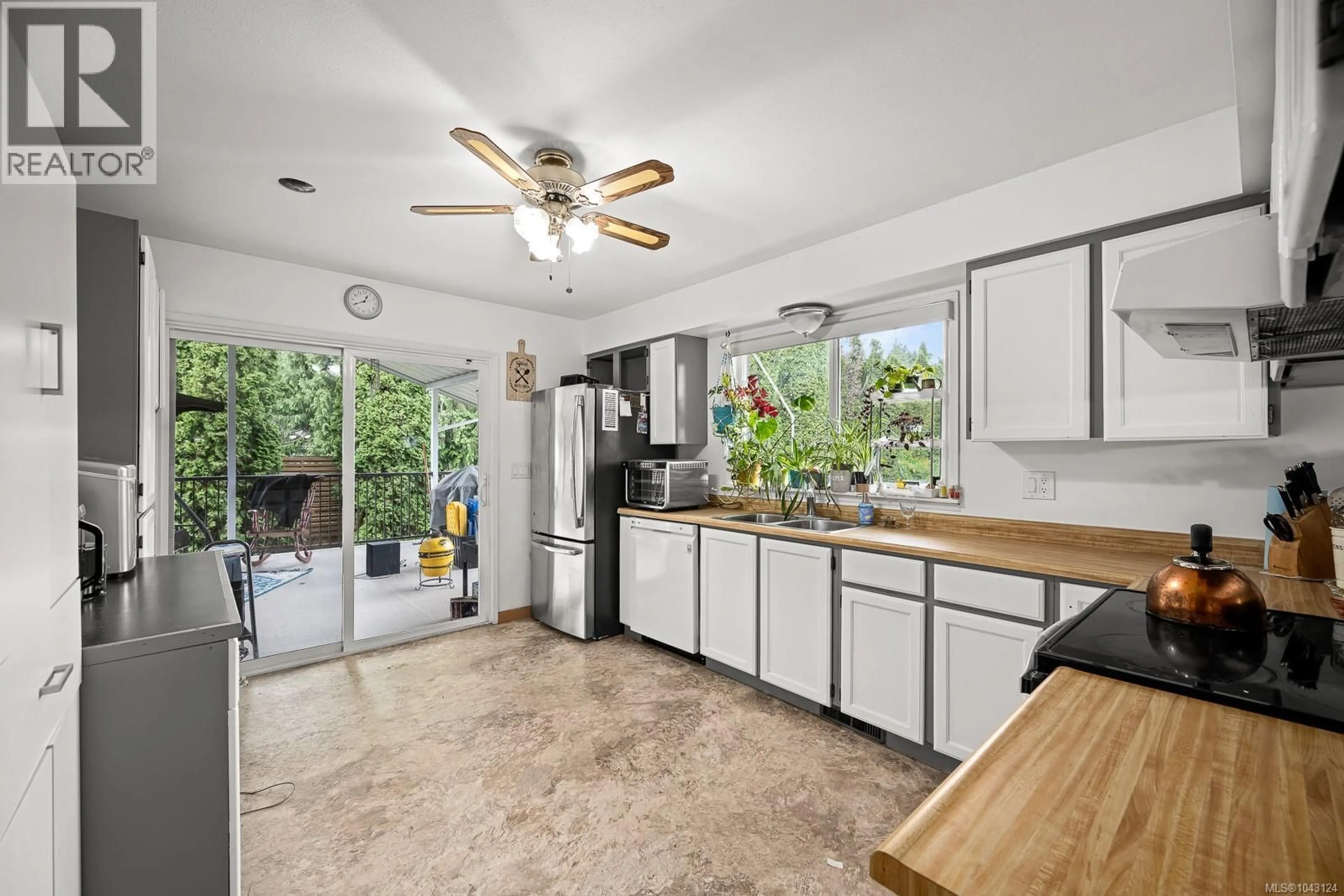 Open concept kitchen, ceramic/tile floor for 2560 MABLEY ROAD, Courtenay British Columbia V9N9K2