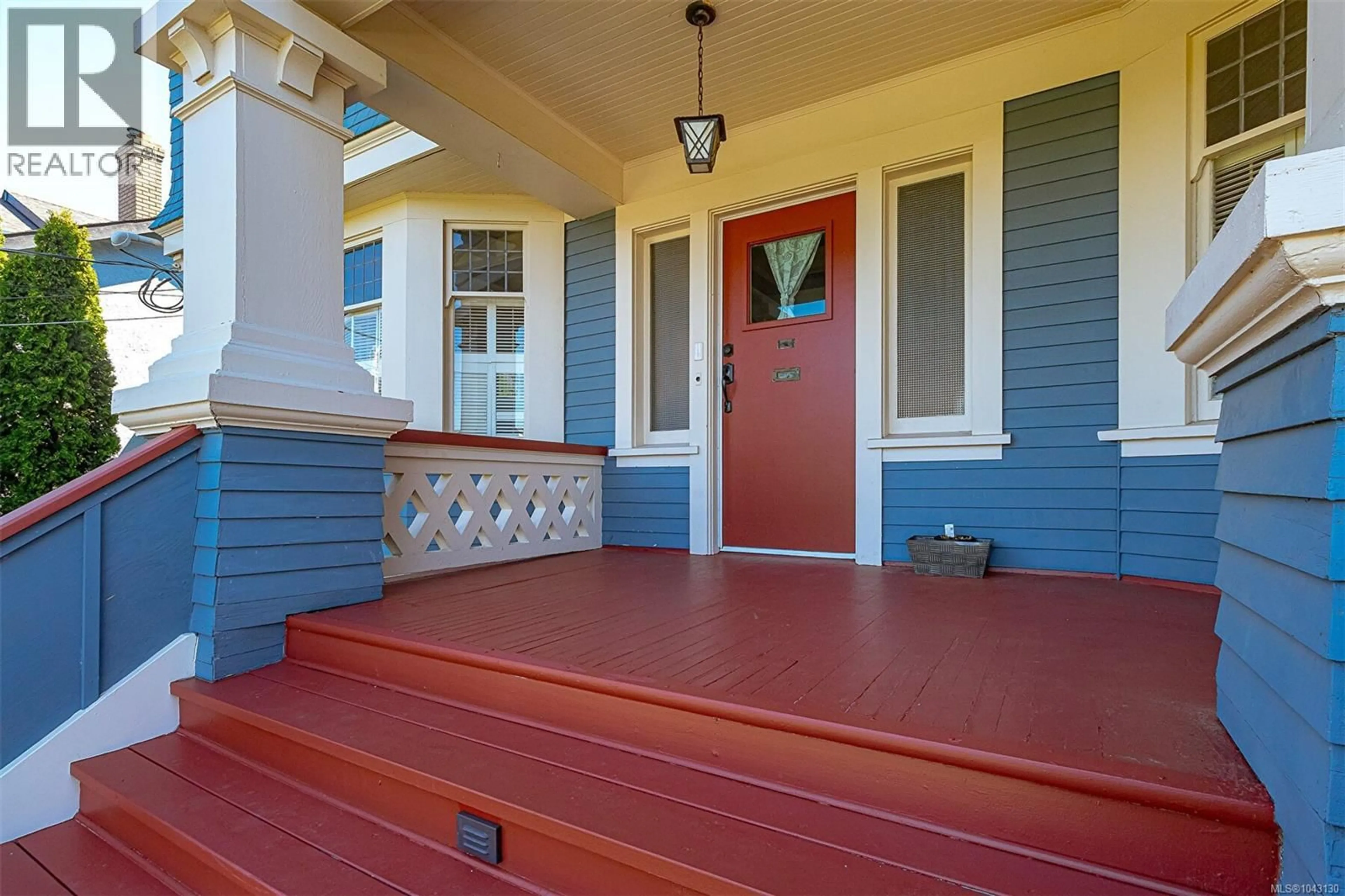 Home with vinyl exterior material, street for 337 MOSS STREET, Victoria British Columbia V8V4M9