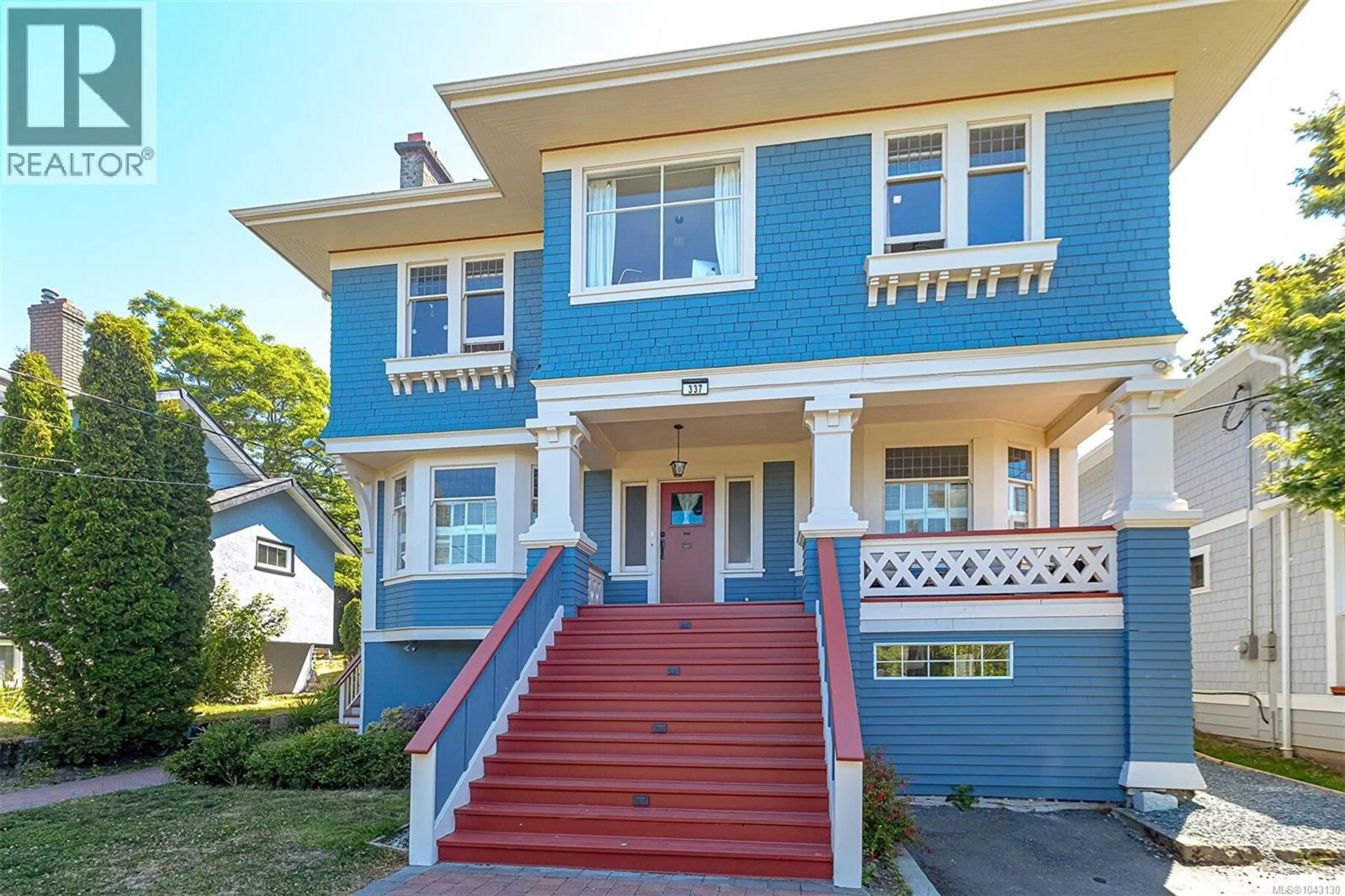 Home with vinyl exterior material, street for 337 MOSS STREET, Victoria British Columbia V8V4M9