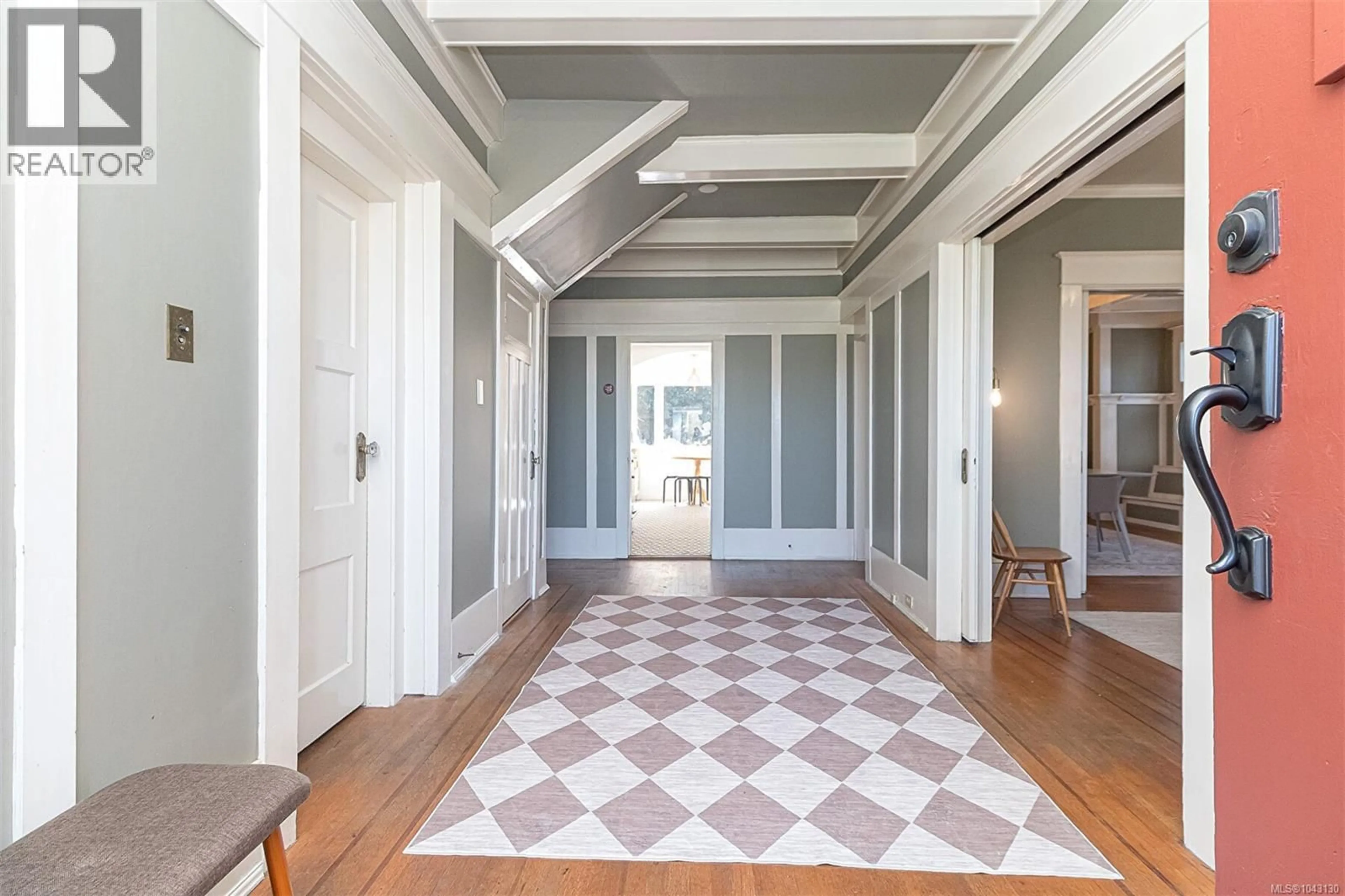 Indoor foyer for 337 MOSS STREET, Victoria British Columbia V8V4M9