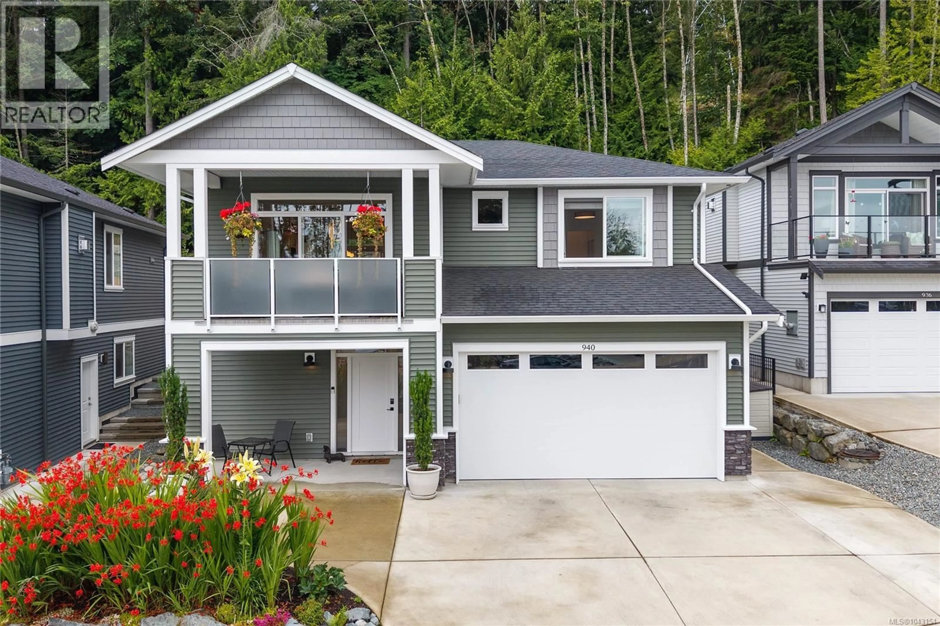 Home with vinyl exterior material, street for 940 CRAIG ROAD, Ladysmith British Columbia V9G2C4