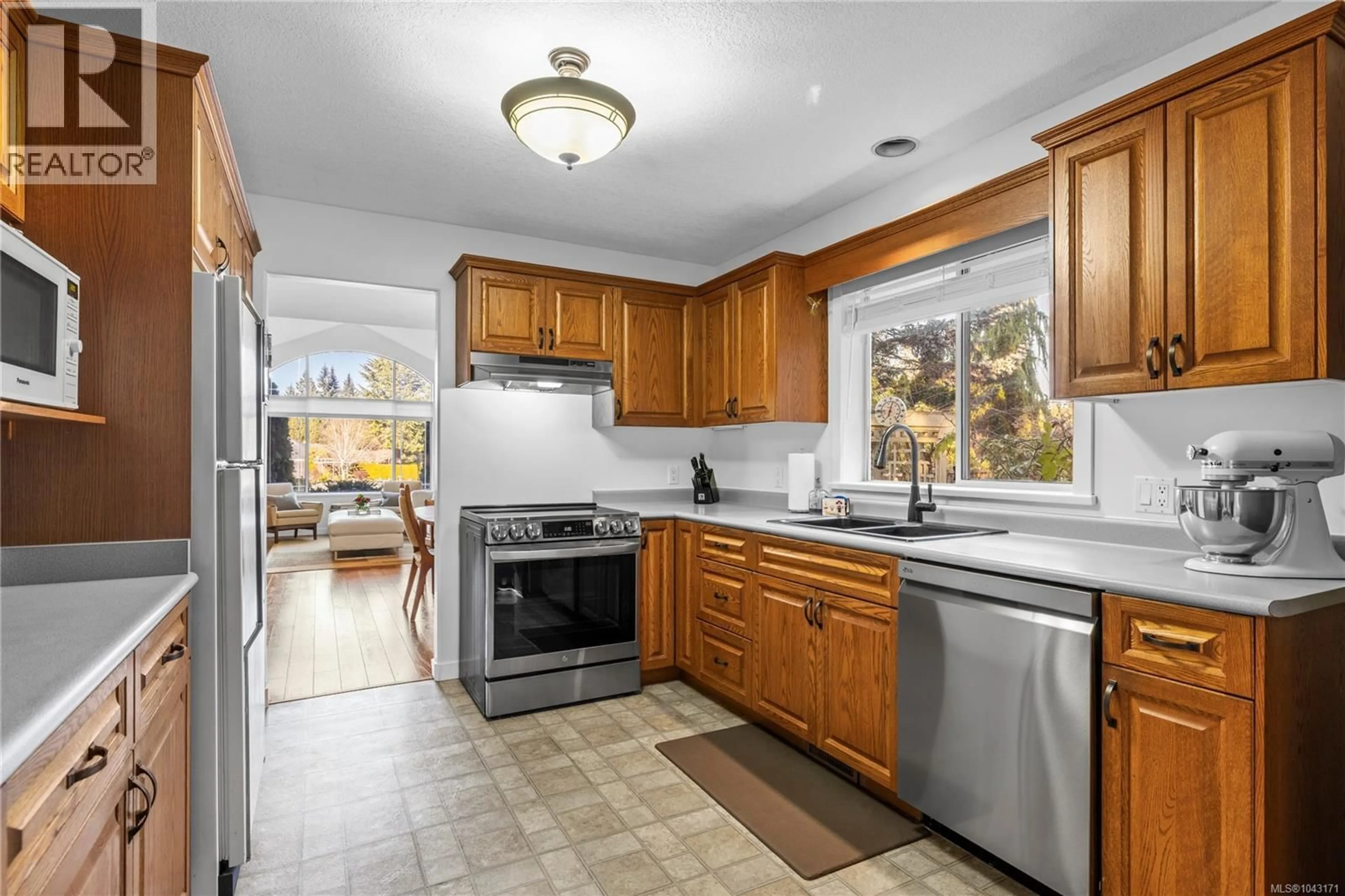 Standard kitchen, ceramic/tile floor for 745 REDWOOD DRIVE, Qualicum Beach British Columbia V9K2J2