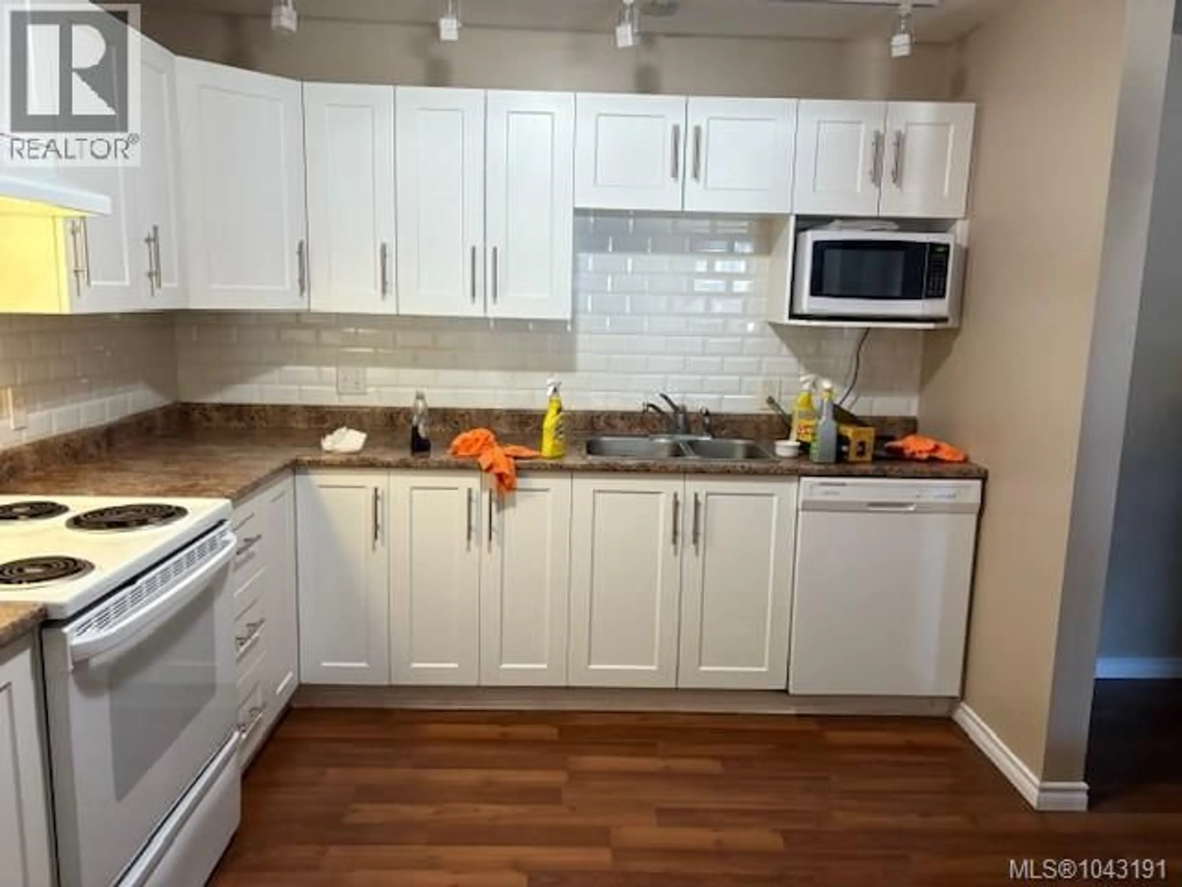 Standard kitchen, wood/laminate floor for 107 - 3185 BARONS ROAD, Nanaimo British Columbia V9T5T3