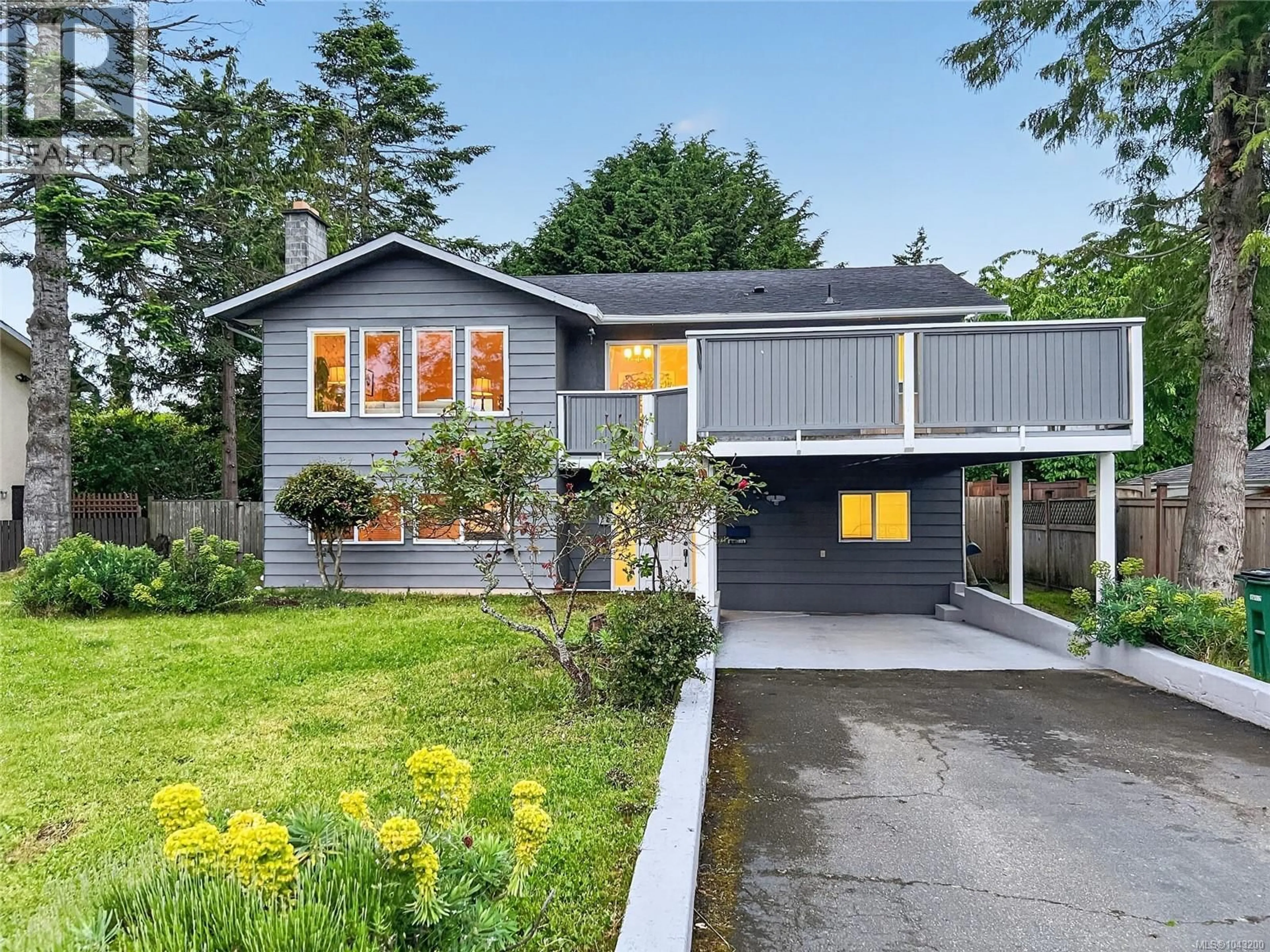Home with vinyl exterior material, street for 4378 TORRINGTON PLACE, Saanich British Columbia V8N4T8