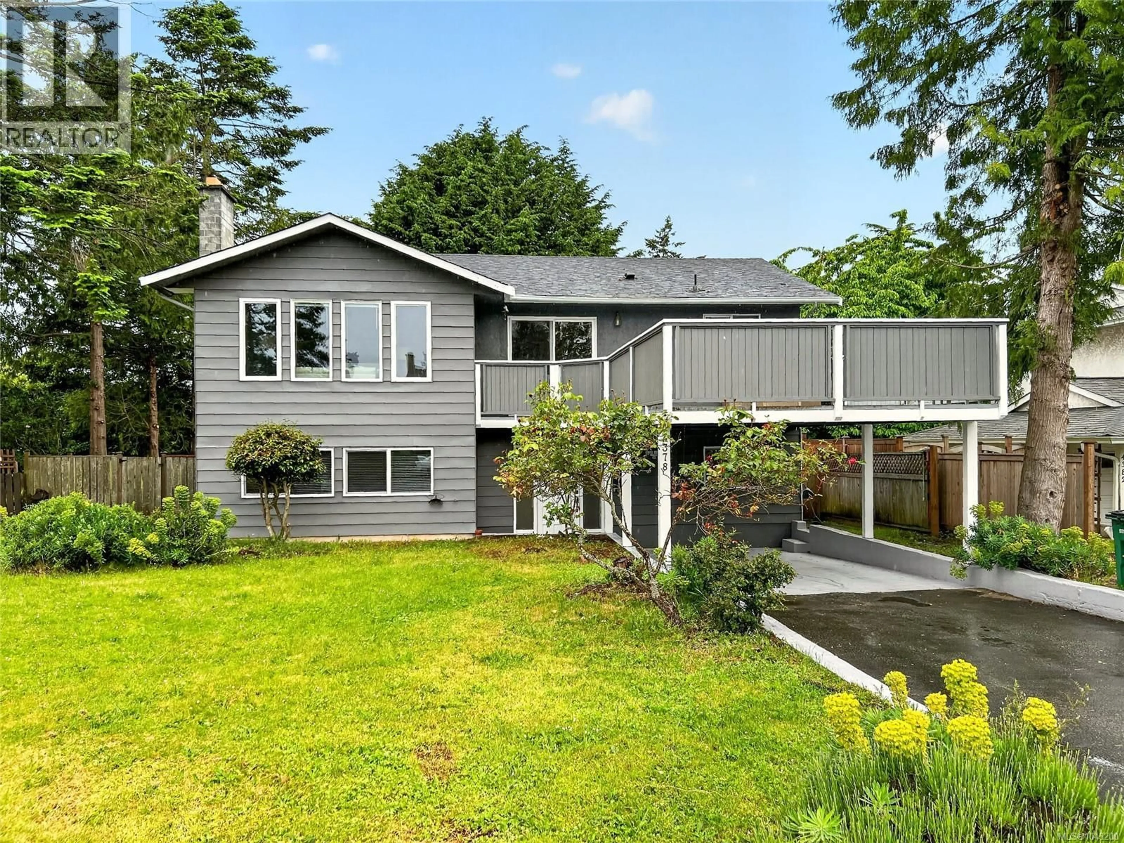 Home with vinyl exterior material, unknown for 4378 TORRINGTON PLACE, Saanich British Columbia V8N4T8