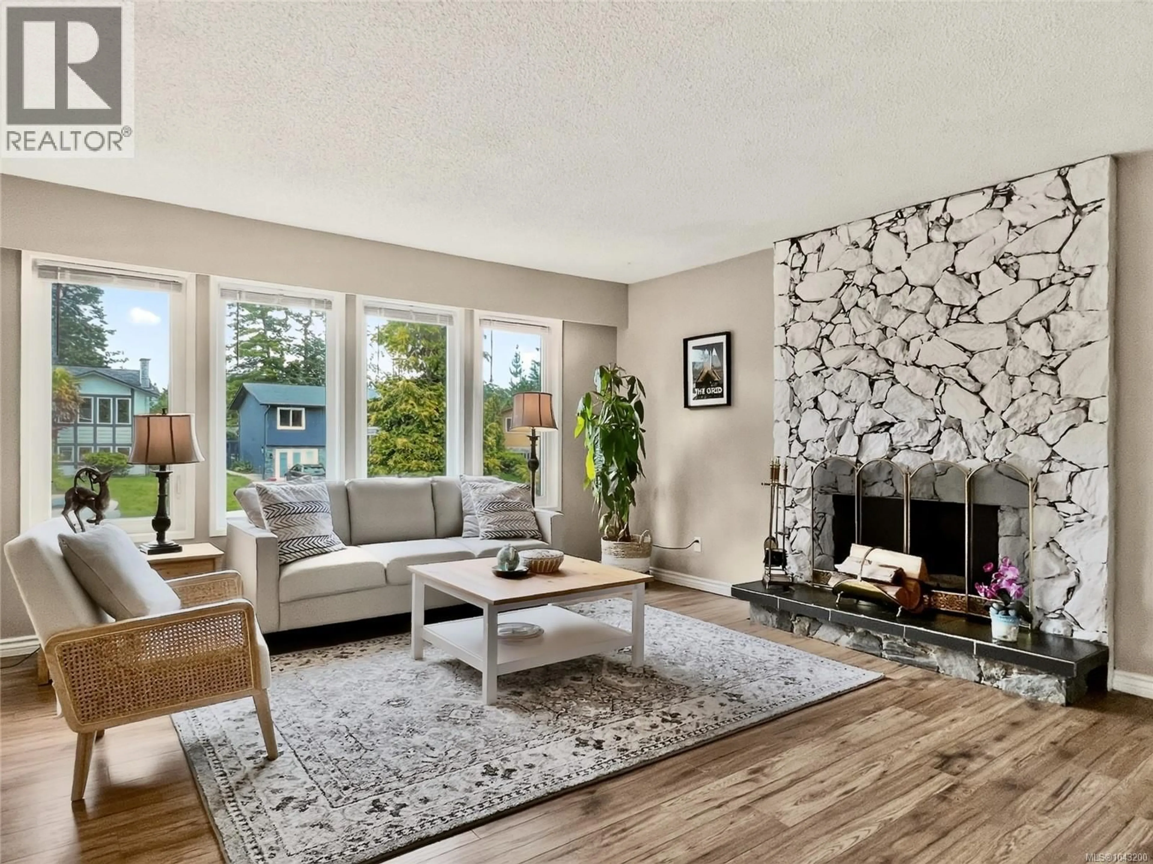 Living room with furniture, unknown for 4378 TORRINGTON PLACE, Saanich British Columbia V8N4T8