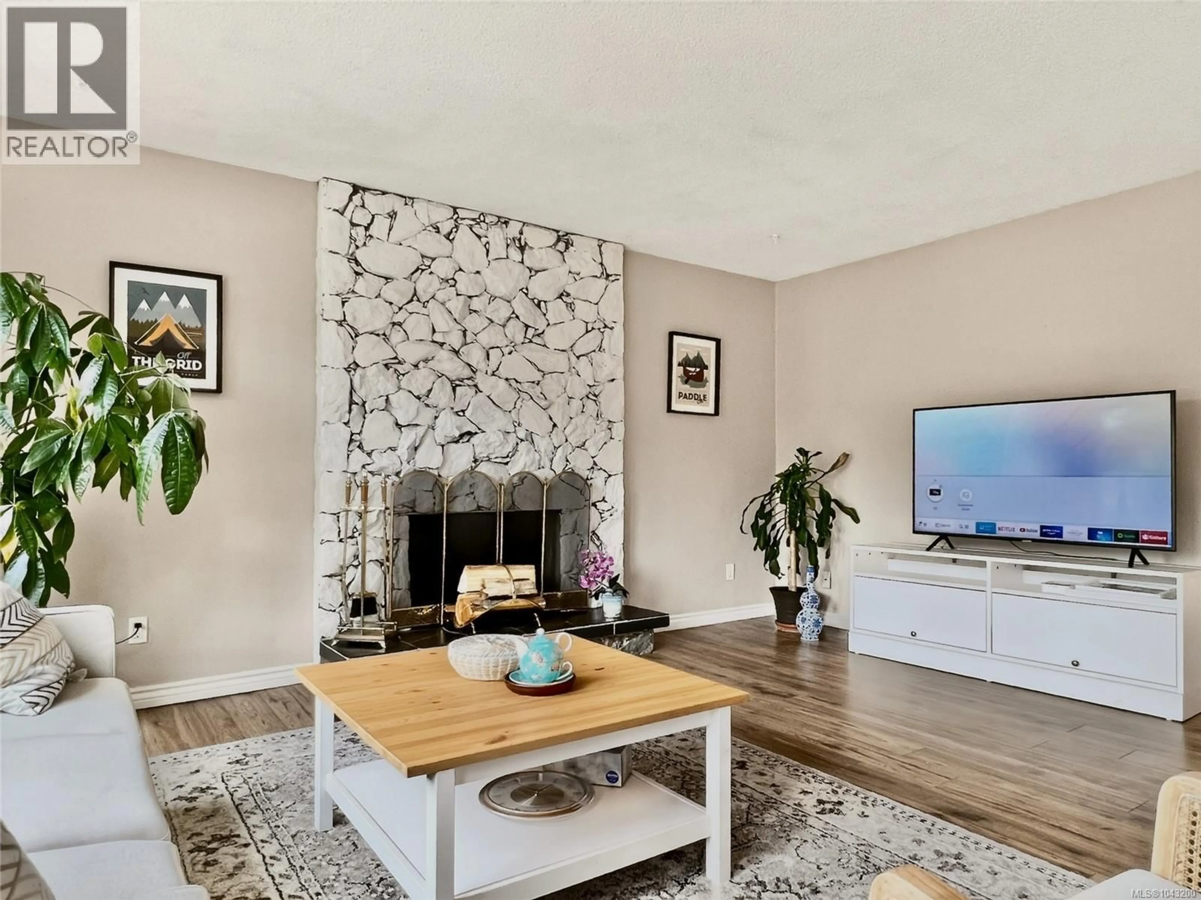Living room with furniture, unknown for 4378 TORRINGTON PLACE, Saanich British Columbia V8N4T8