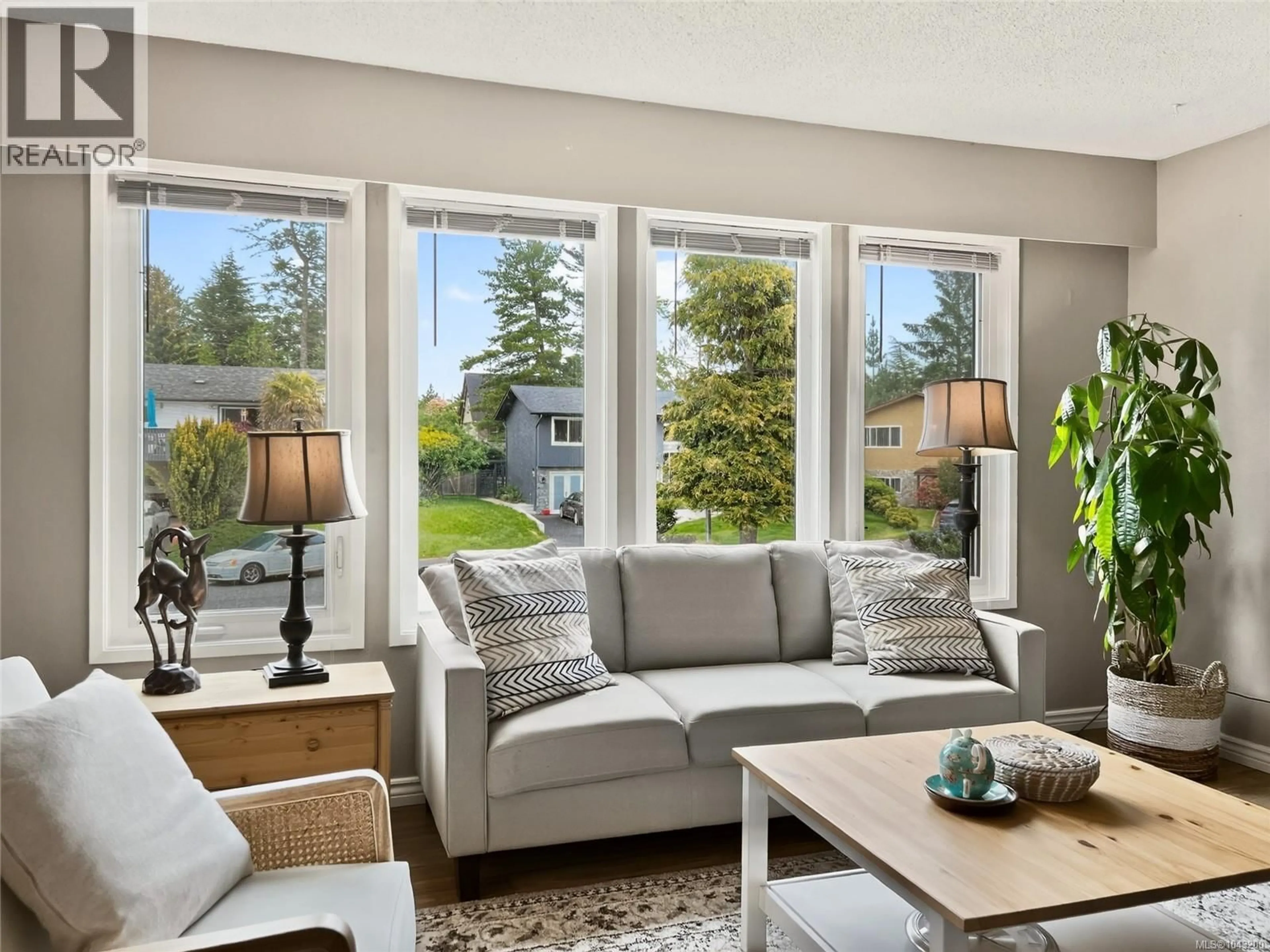 Living room with furniture, unknown for 4378 TORRINGTON PLACE, Saanich British Columbia V8N4T8
