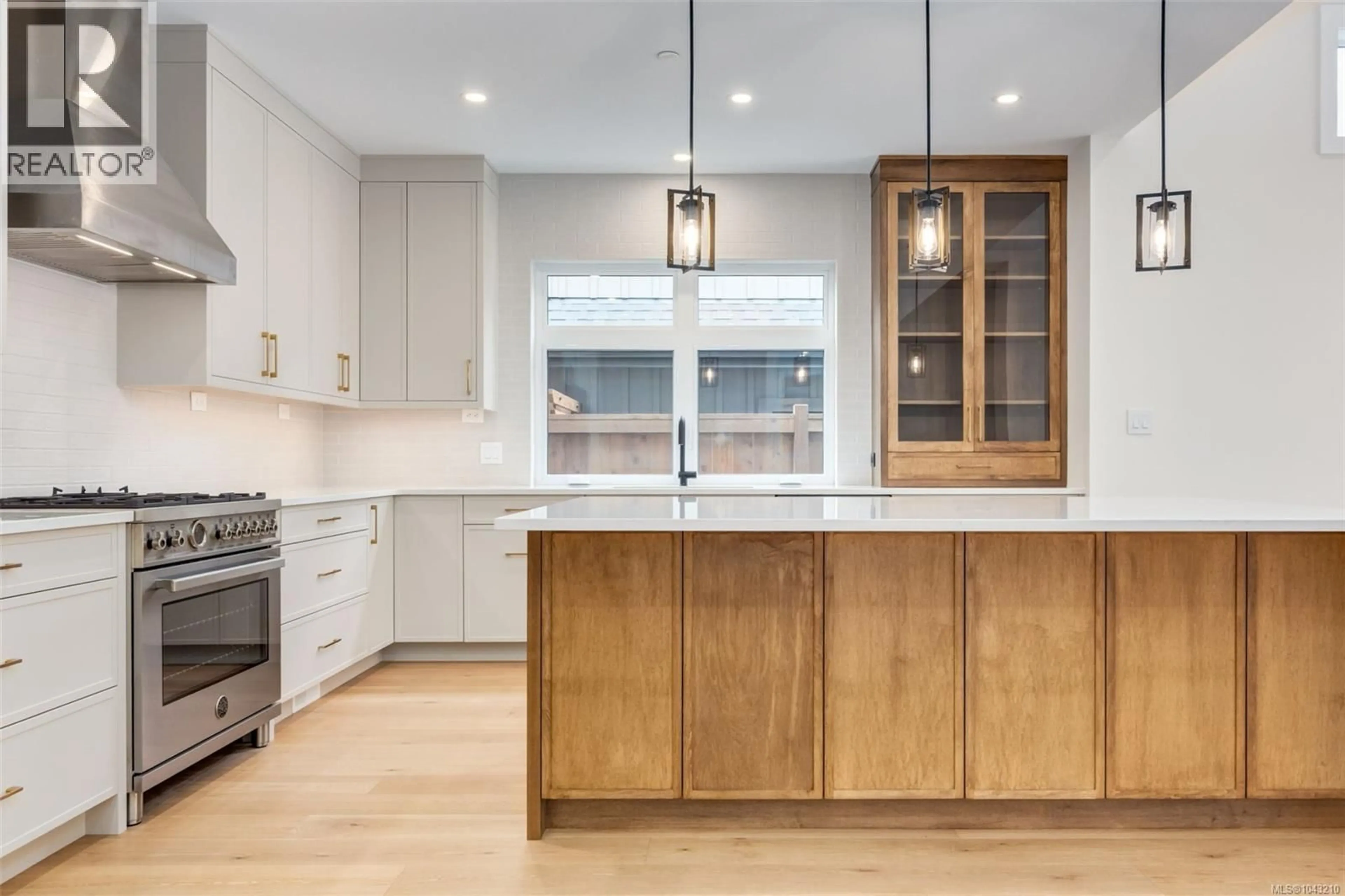 Open concept kitchen, wood/laminate floor for 519 HOLE-IN-ONE DRIVE, Qualicum Beach British Columbia V9K1B0