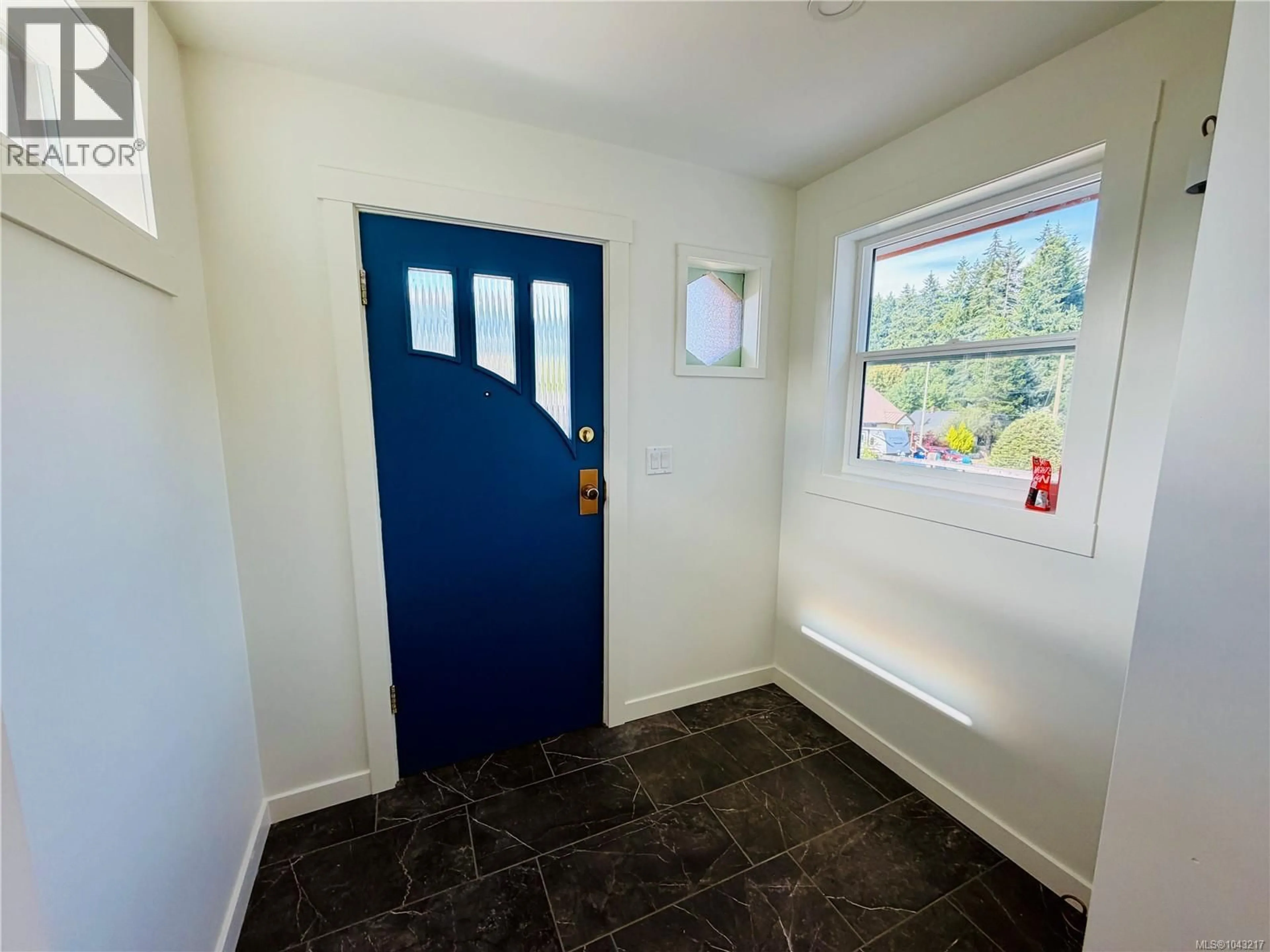 Indoor entryway for 40 HEMLOCK STREET, Lake Cowichan British Columbia V0R2G0