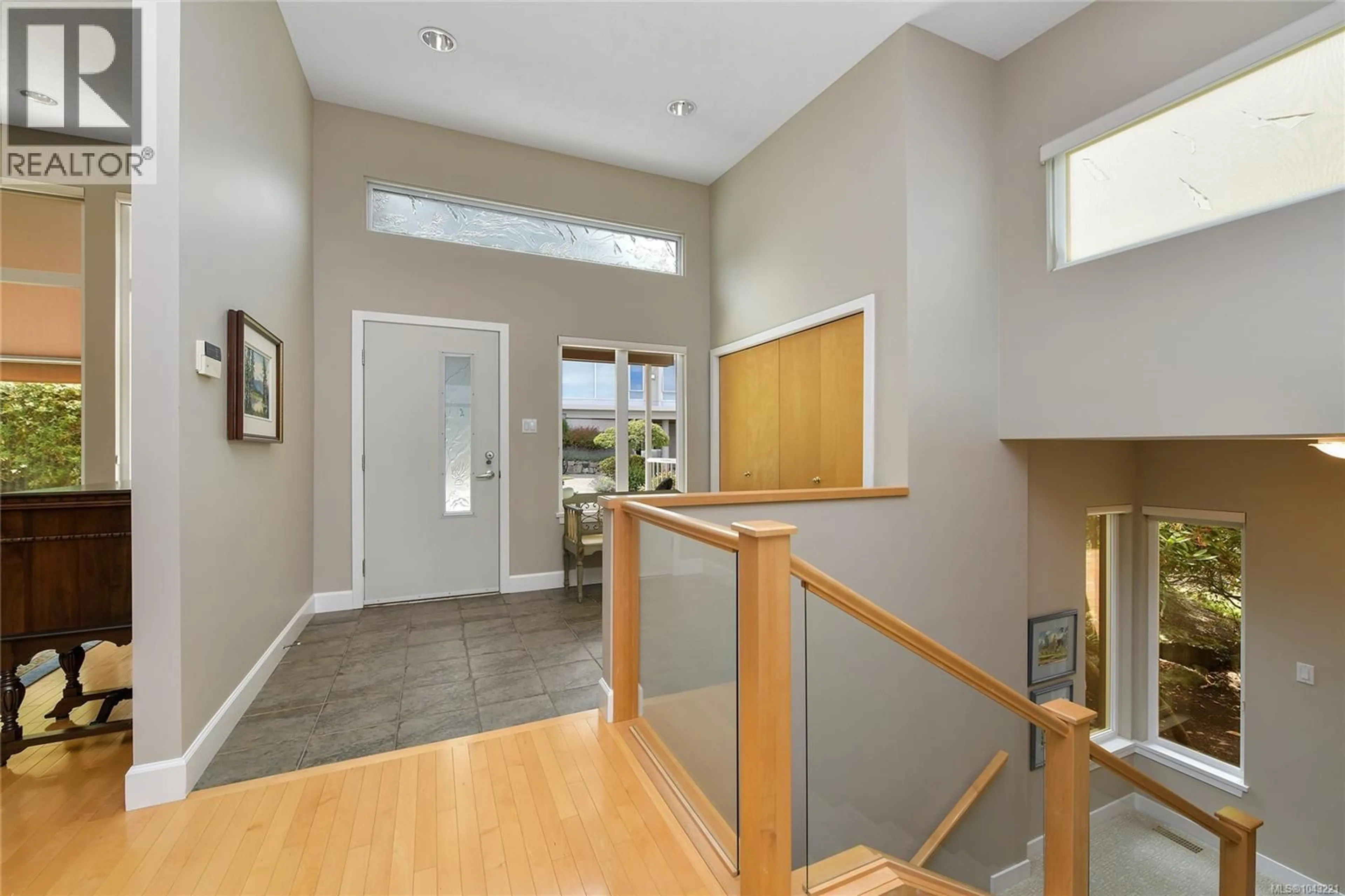 Indoor entryway for 763 SAYWARD HILL TERRACE, Saanich British Columbia V8Y3K1