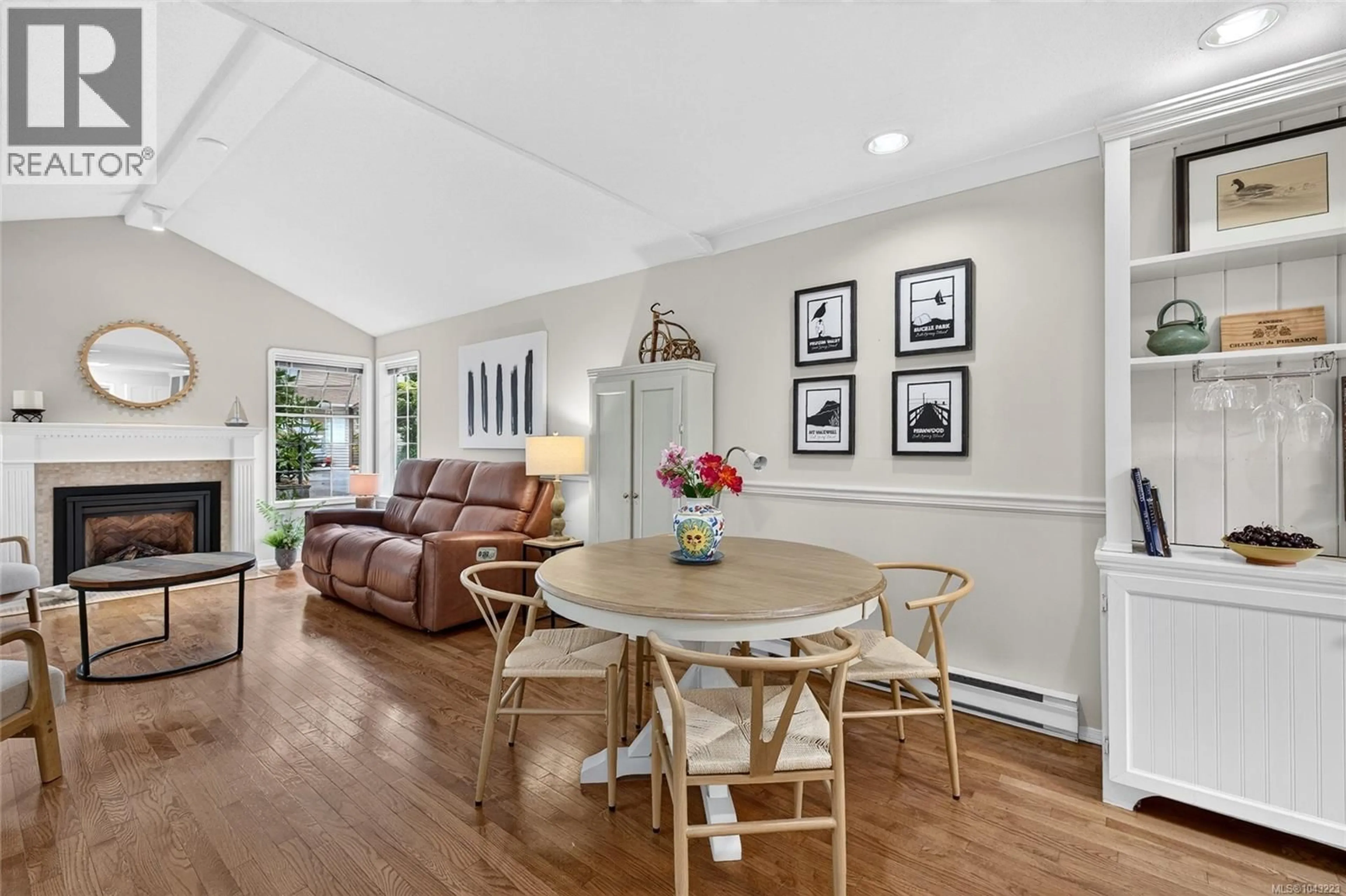 Dining room, wood/laminate floor for 8 - 124 VALHALLA ROAD, Salt Spring British Columbia V8K2V1