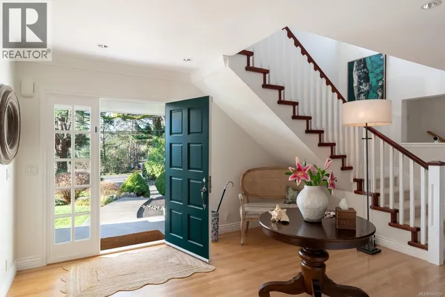 2944 TUDOR AVENUE, Saanich 5
