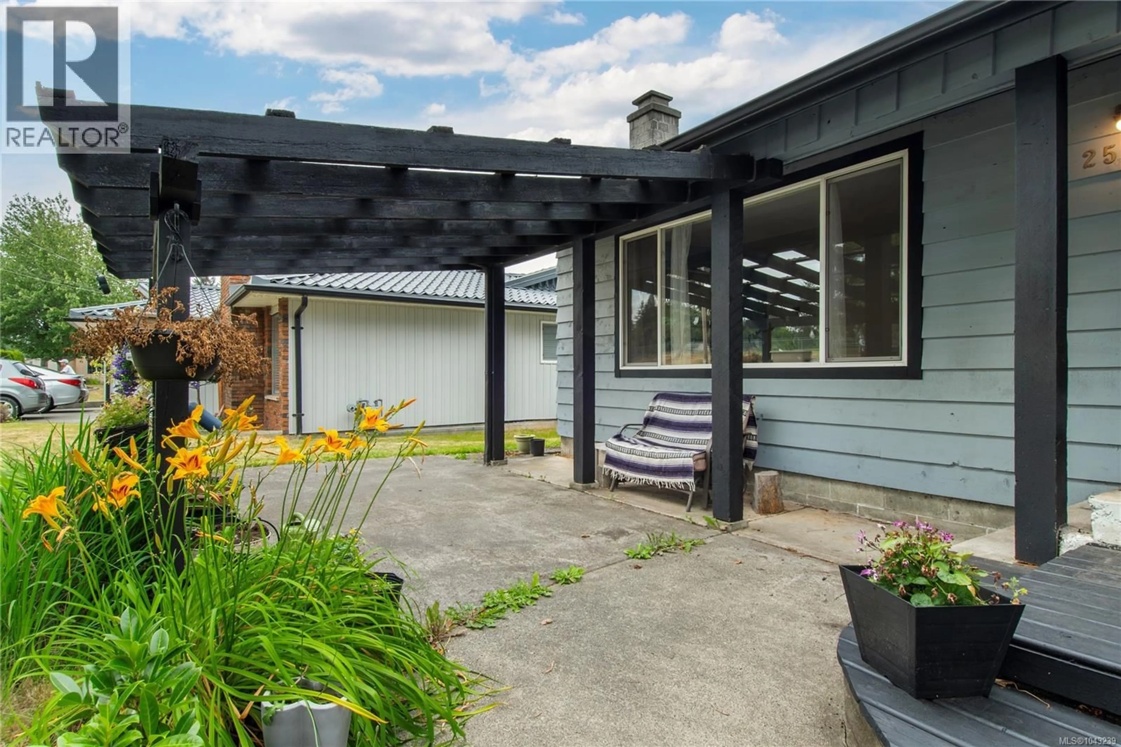 Patio, street for 2505 ALDER STREET SOUTH, Campbell River British Columbia V9W5T3