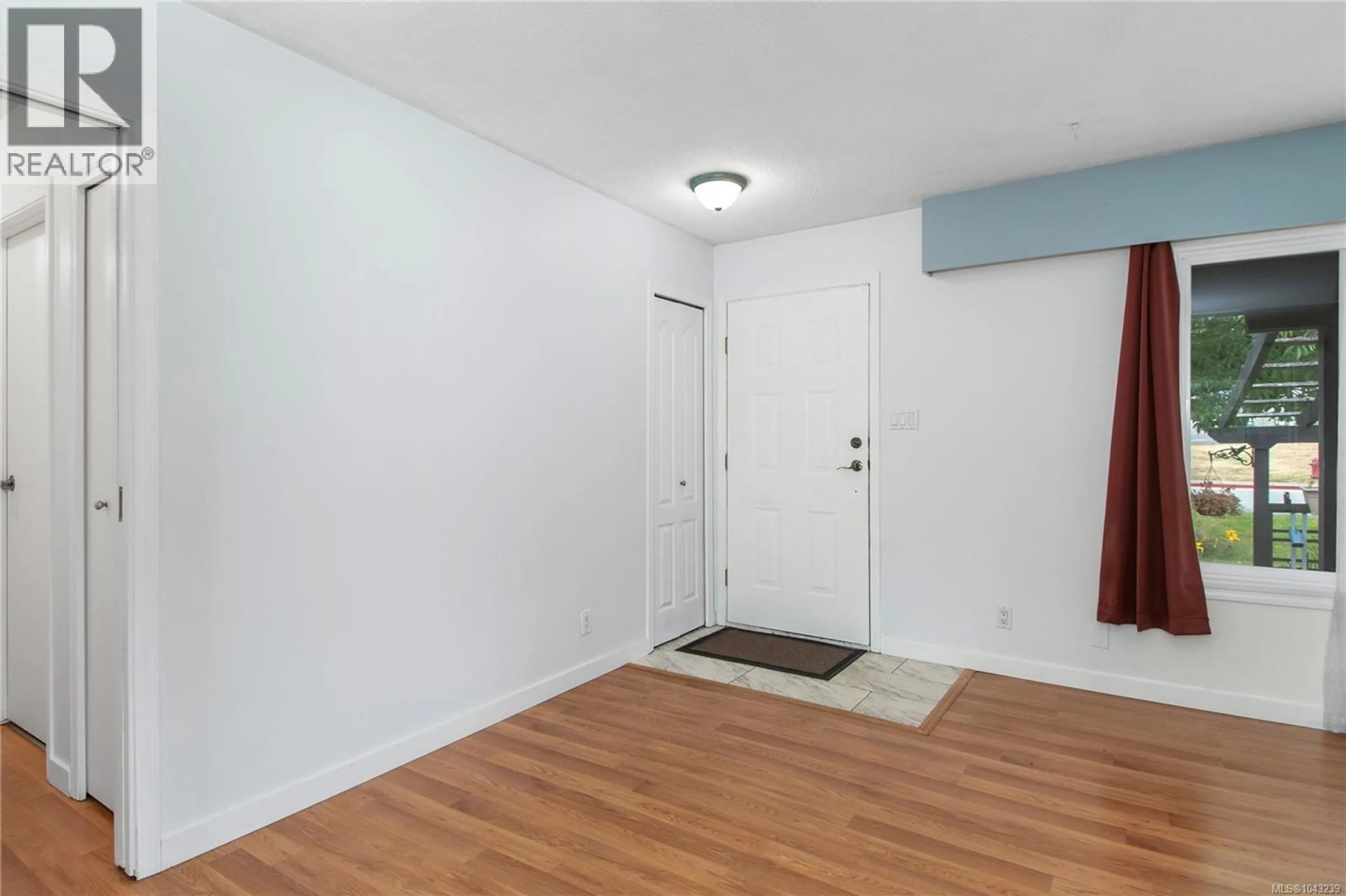 Indoor entryway for 2505 ALDER STREET SOUTH, Campbell River British Columbia V9W5T3