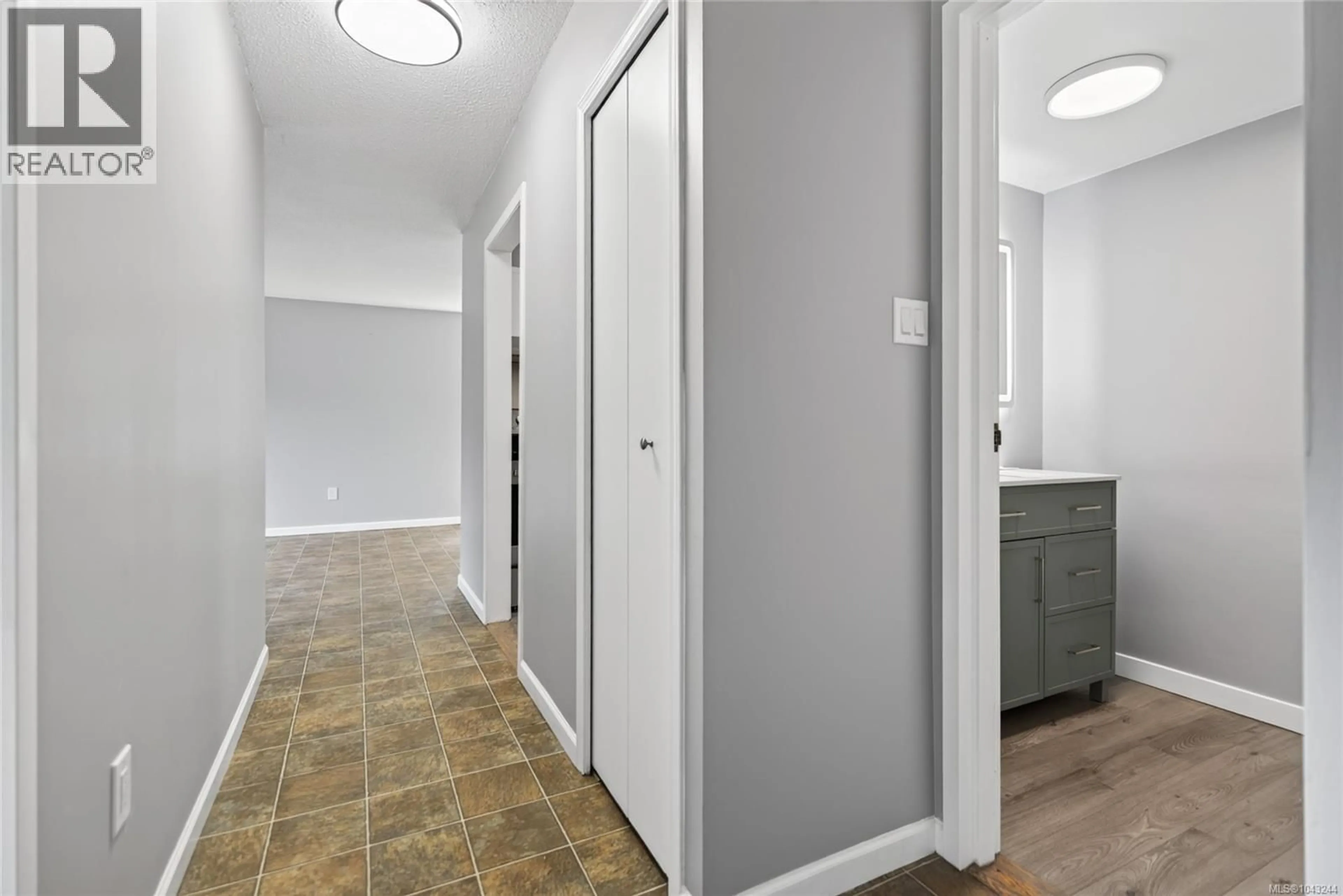 Indoor entryway for 206 - 175 CENTENNIAL DRIVE, Courtenay British Columbia V9N7M4