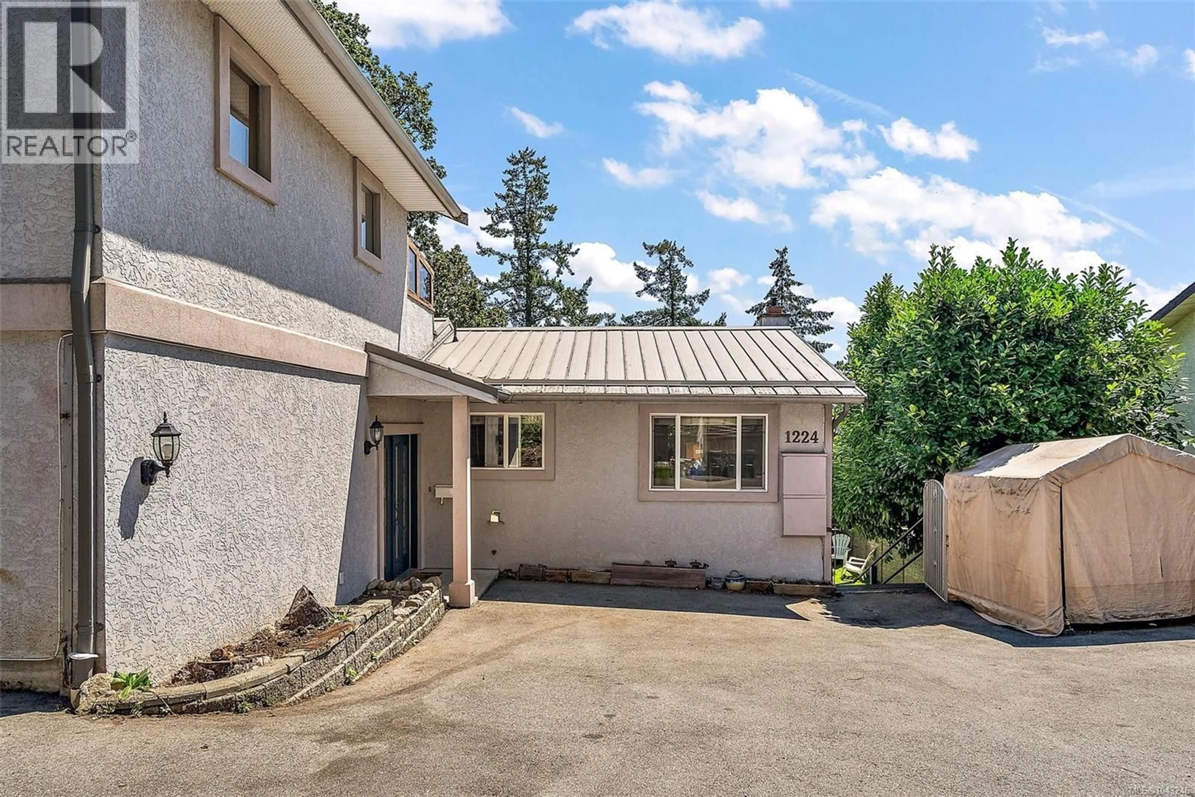 A pic from outside/outdoor area/front of a property/back of a property/a pic from drone, street for 1224 MARIPOSA AVENUE, Saanich British Columbia V8Z6P4