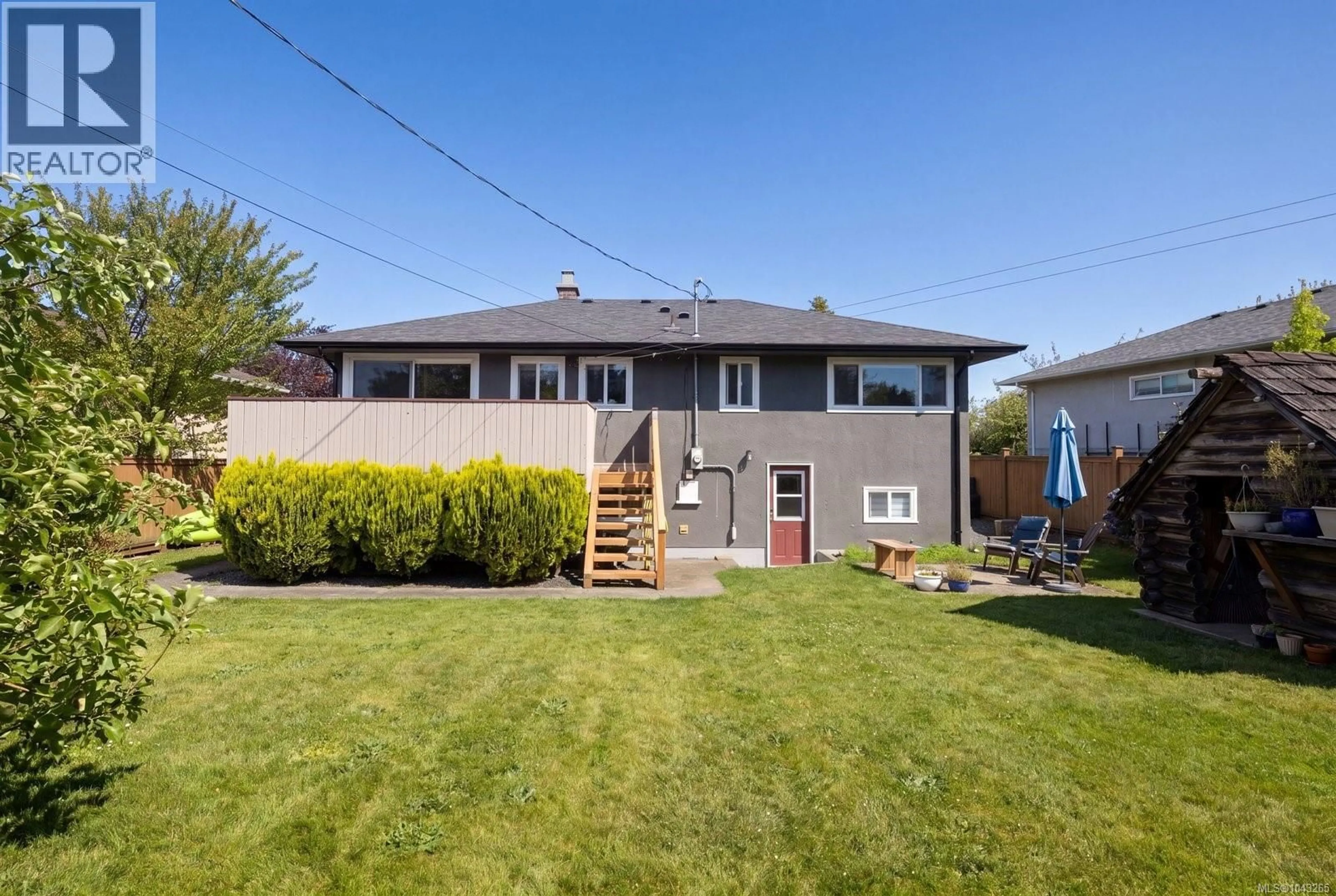 A pic from outside/outdoor area/front of a property/back of a property/a pic from drone, street for 2935 ORIOLE STREET, Saanich British Columbia V8R2W9