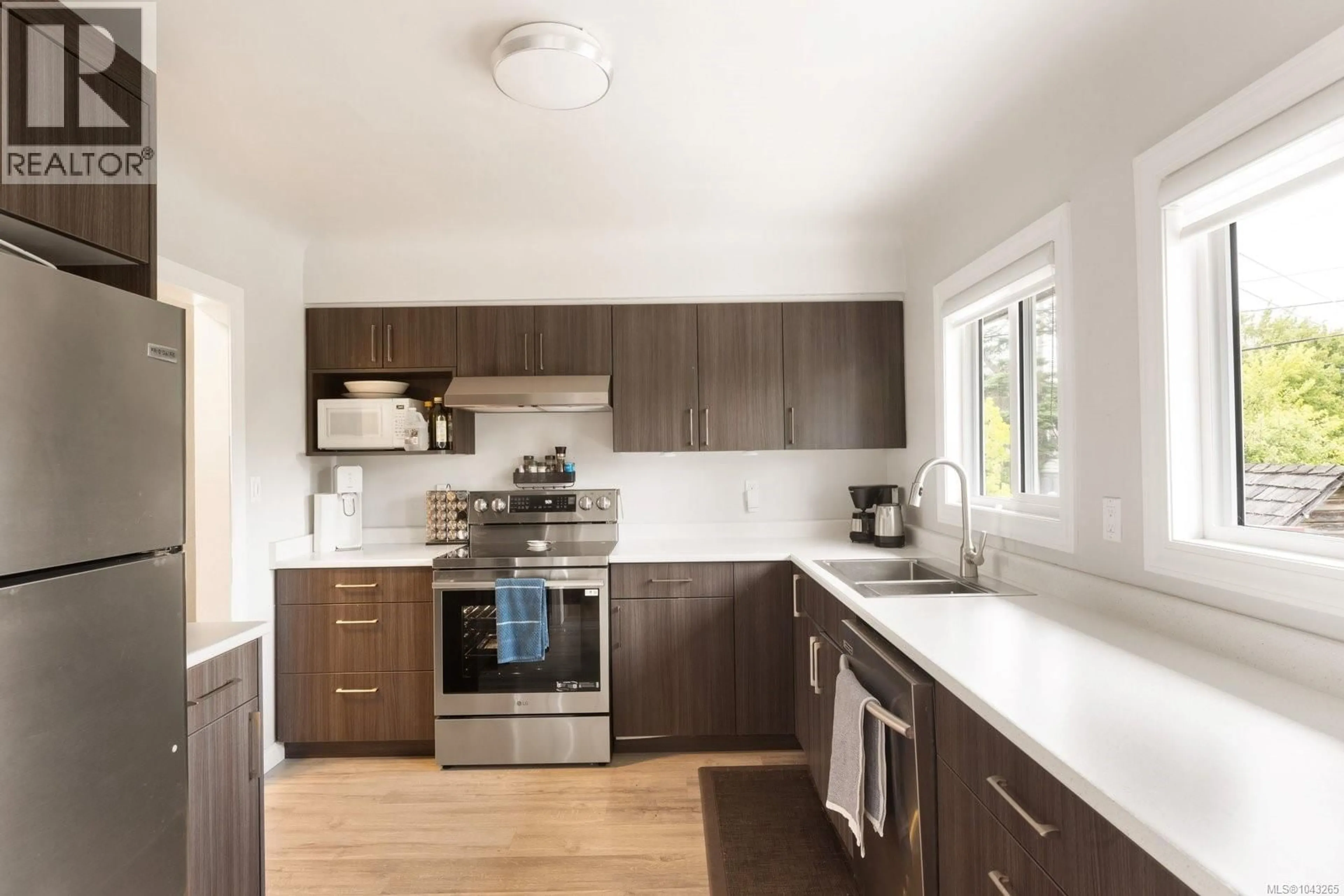 Open concept kitchen, wood/laminate floor for 2935 ORIOLE STREET, Saanich British Columbia V8R2W9