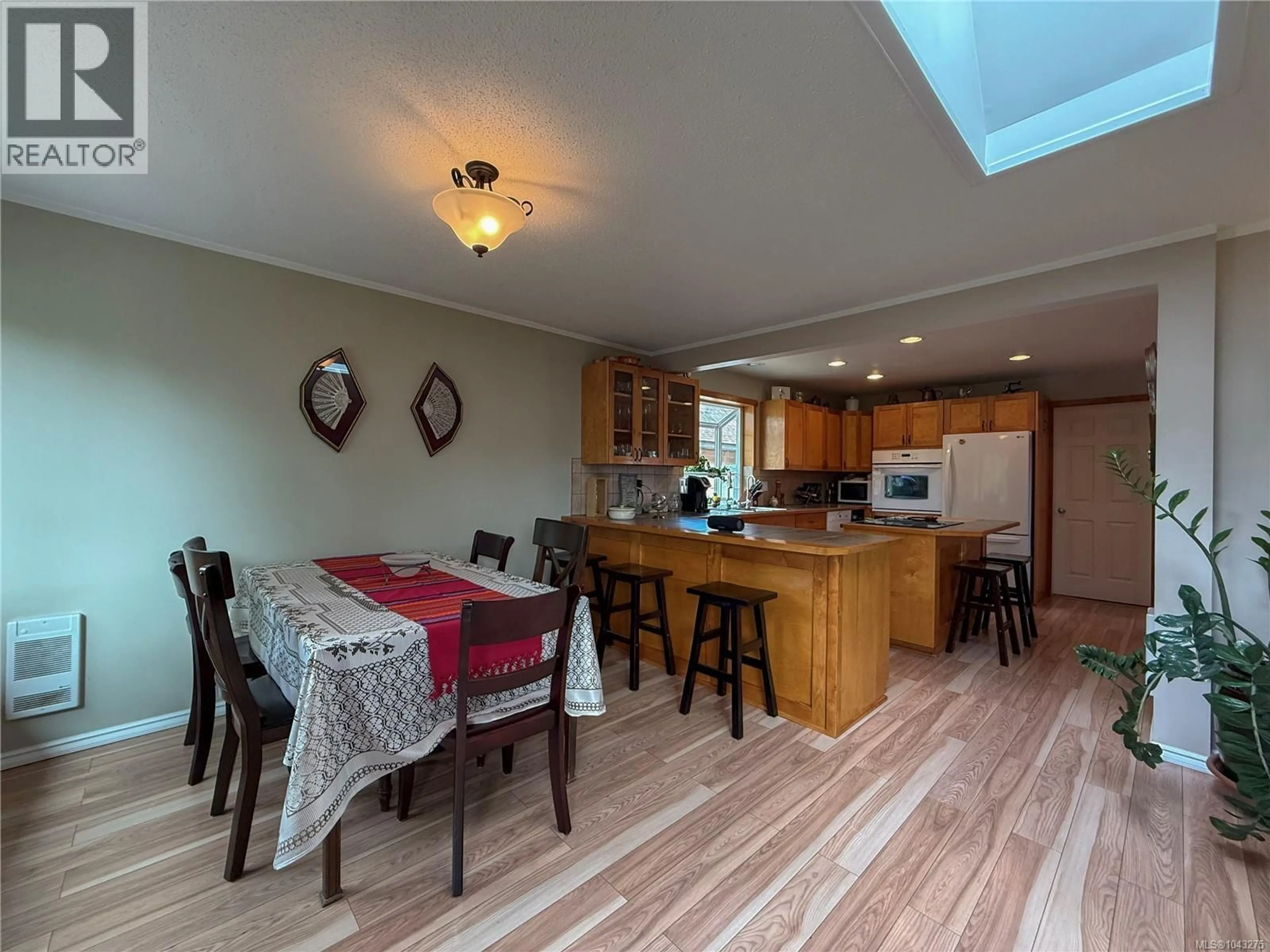 Dining room, wood/laminate floor for 634 HOLM ROAD, Campbell River British Columbia V9W1W4