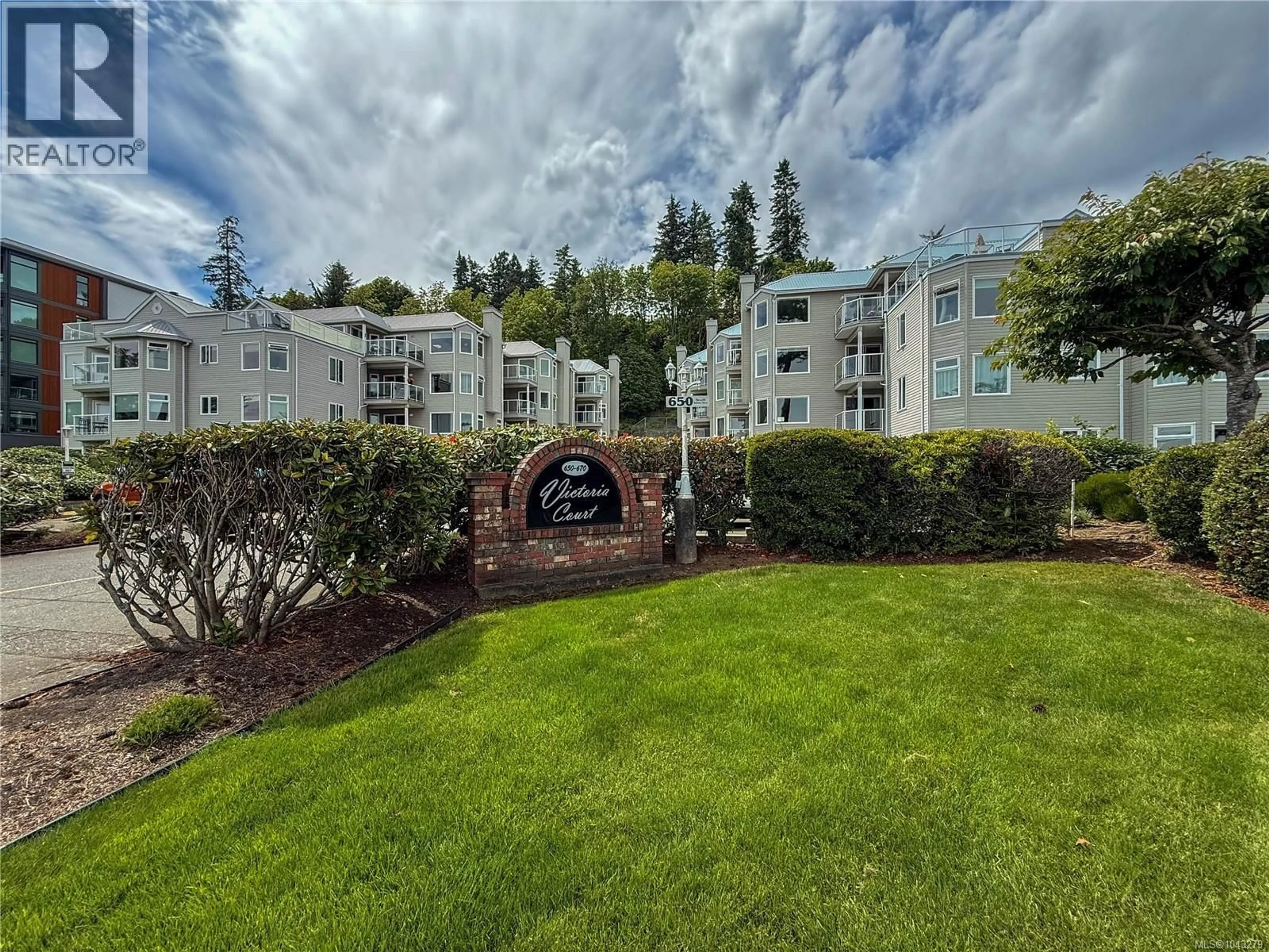 A pic from outside/outdoor area/front of a property/back of a property/a pic from drone, mountain view for 104a - 650 ISLAND HIGHWAY SOUTH, Campbell River British Columbia V9W1A6