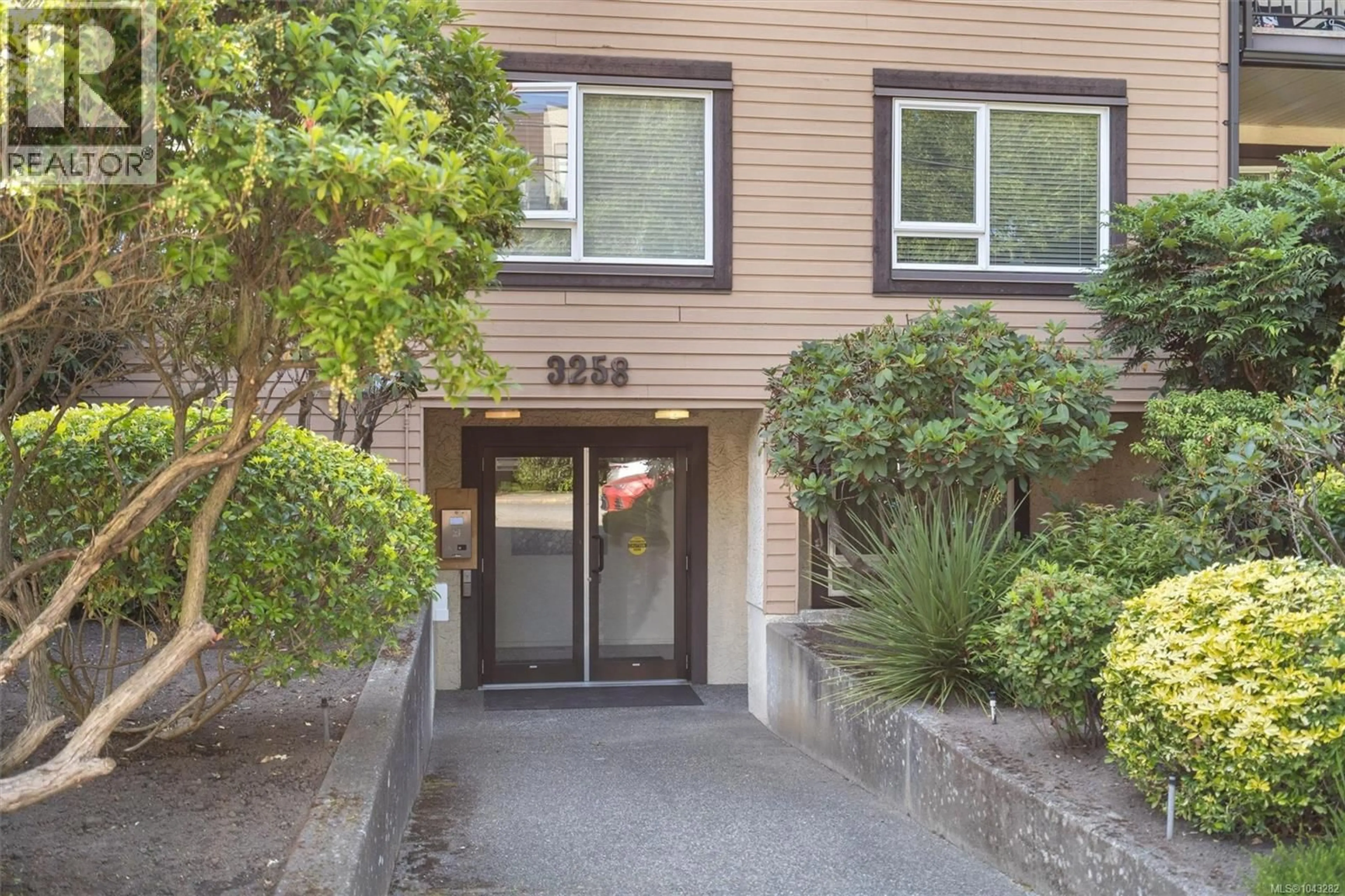 Indoor foyer for 402 - 3258 ALDER STREET, Saanich British Columbia V8X1P2