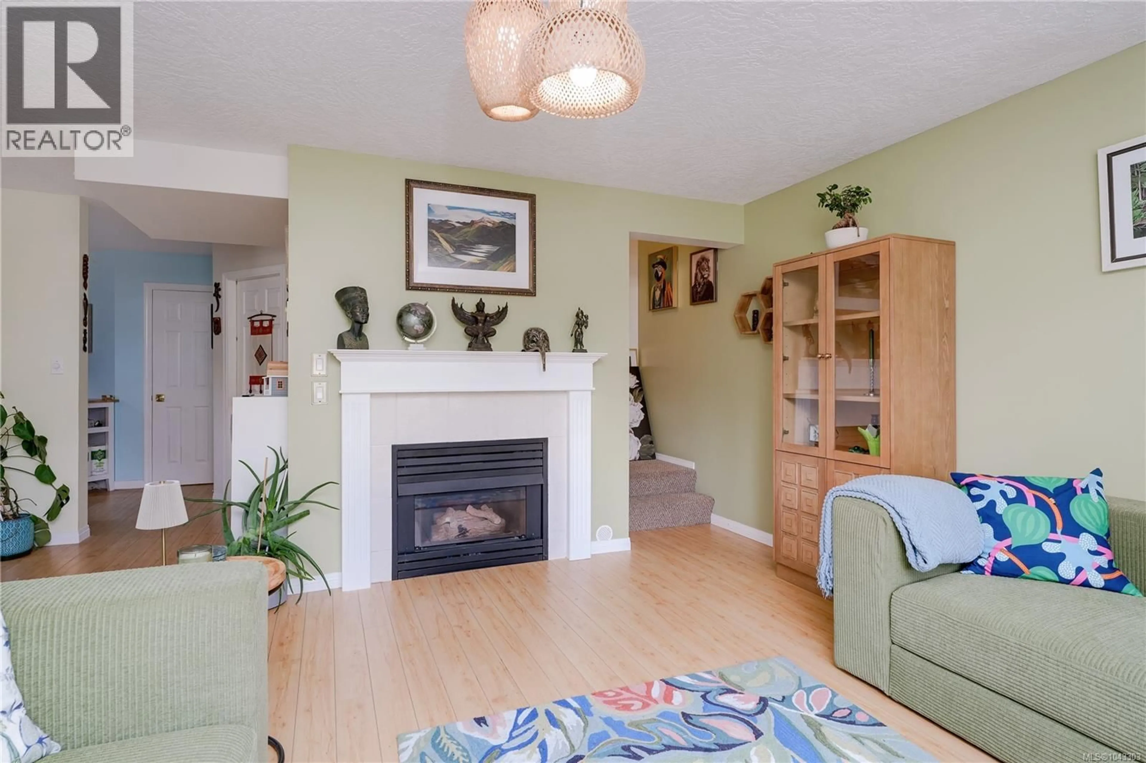 Living room with furniture, wood/laminate floor for 2165 MAPLE AVENUE, Sooke British Columbia V9Z0M8