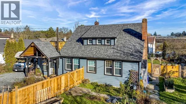 740 NEWBURY STREET, Saanich 3