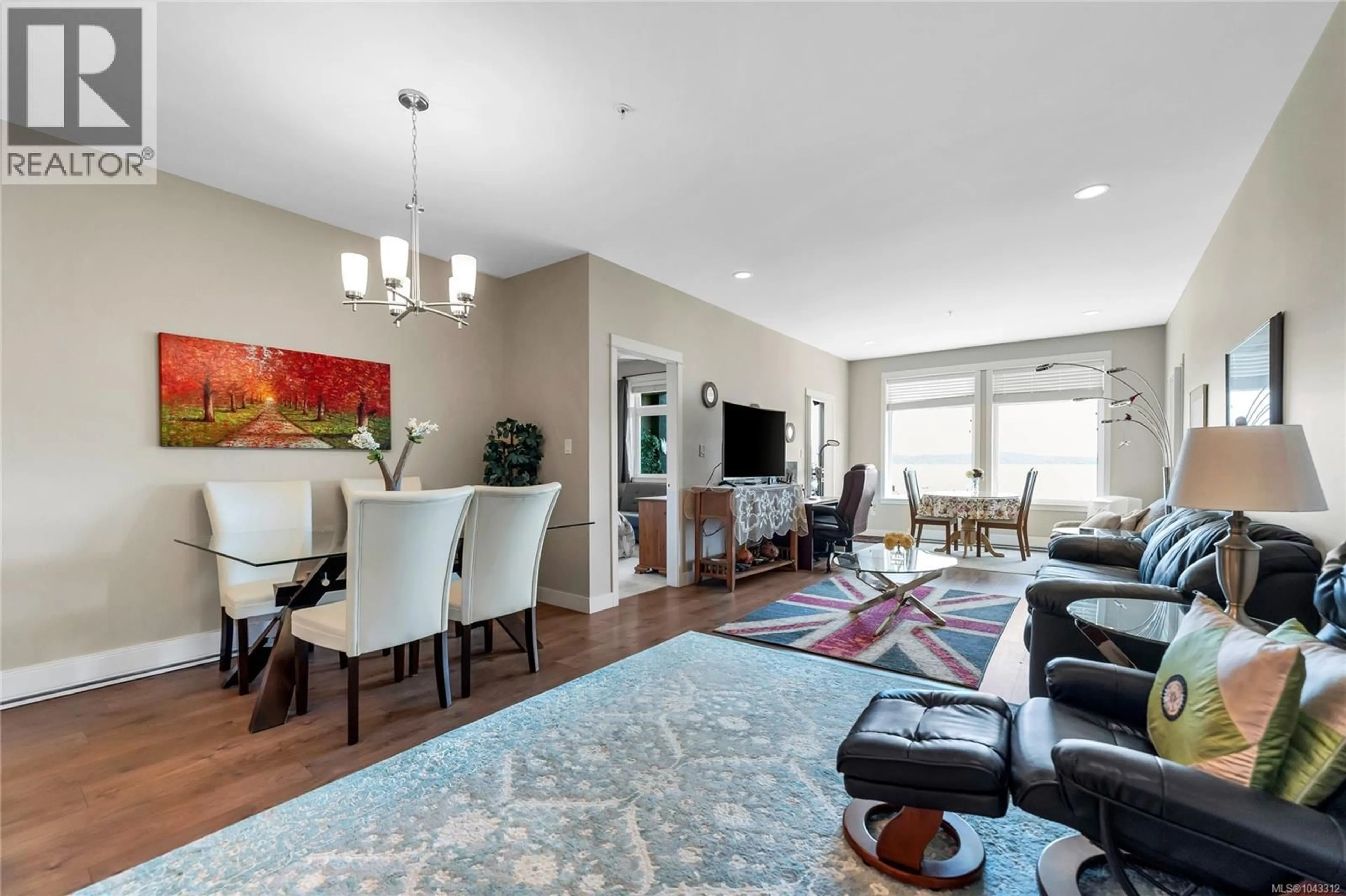 Living room with furniture, unknown for 301 - 1533 JOAN AVENUE, Crofton British Columbia V0R1R0