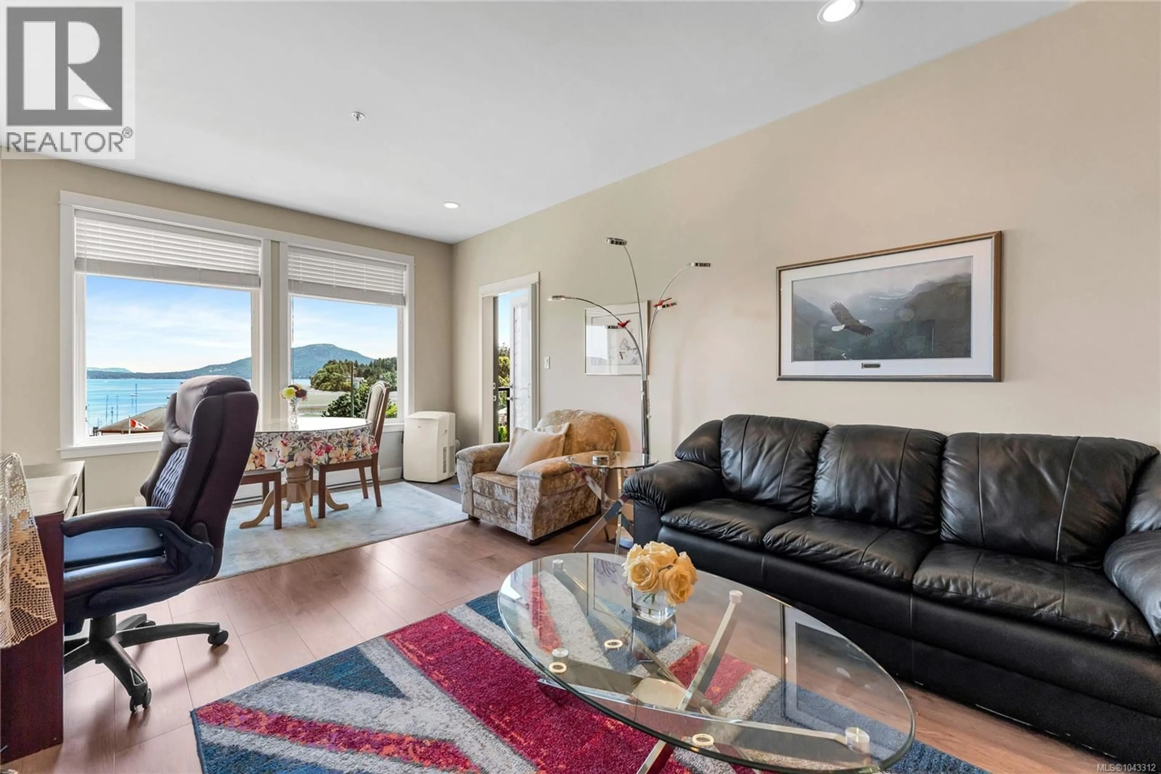 Living room with furniture, unknown for 301 - 1533 JOAN AVENUE, Crofton British Columbia V0R1R0