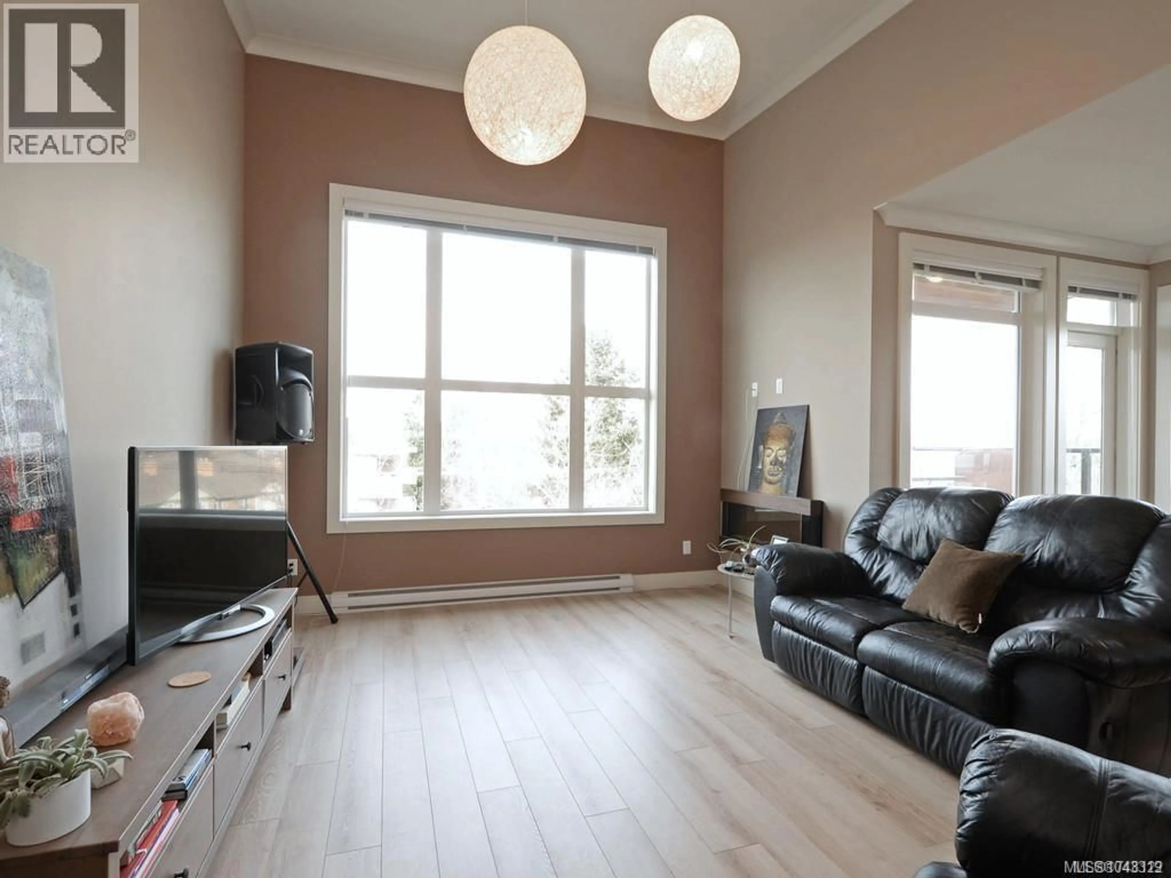 Living room with furniture, wood/laminate floor for 403 - 300 MICHIGAN STREET, Victoria British Columbia V8V1R5