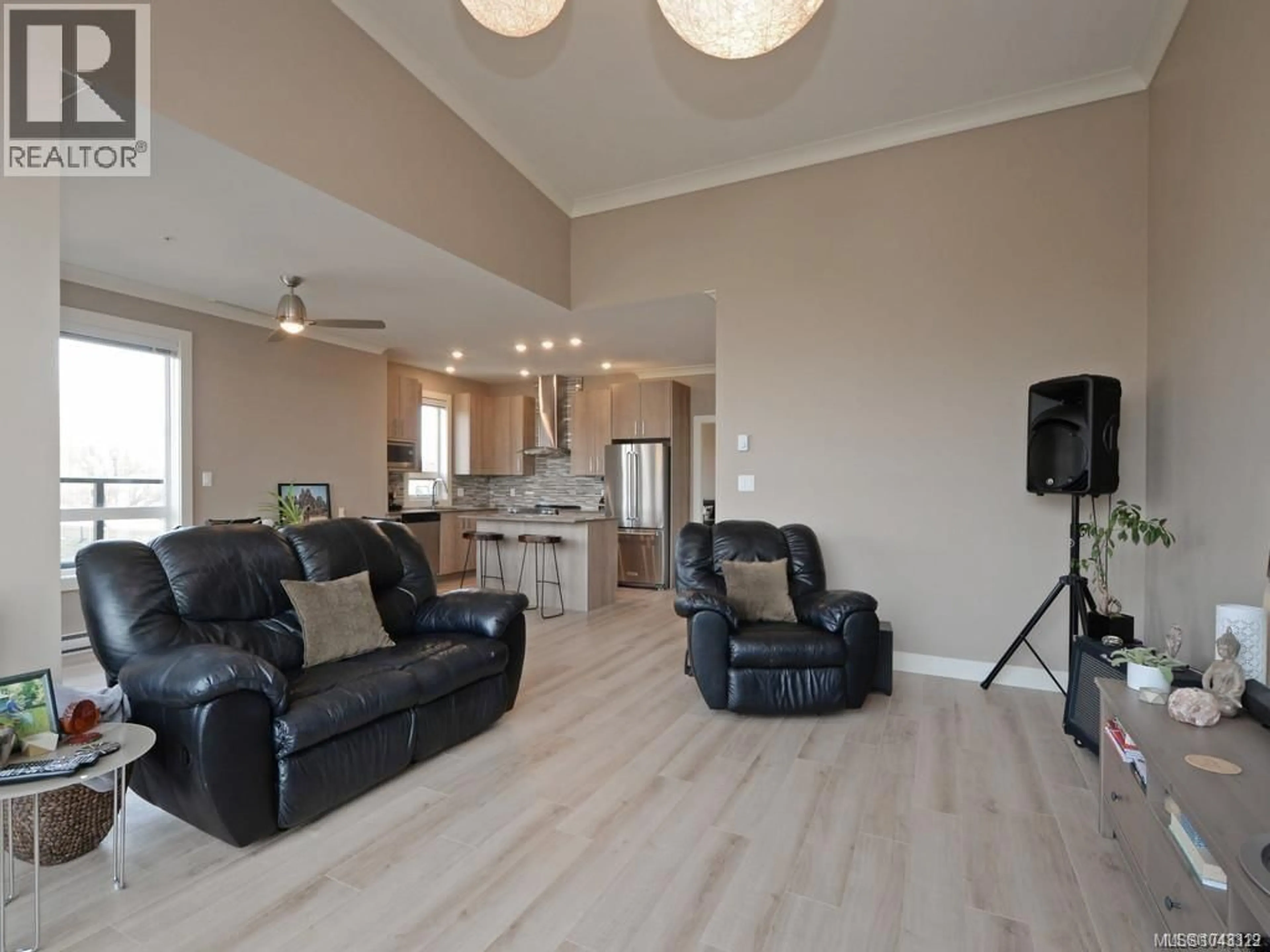 Living room with furniture, wood/laminate floor for 403 - 300 MICHIGAN STREET, Victoria British Columbia V8V1R5