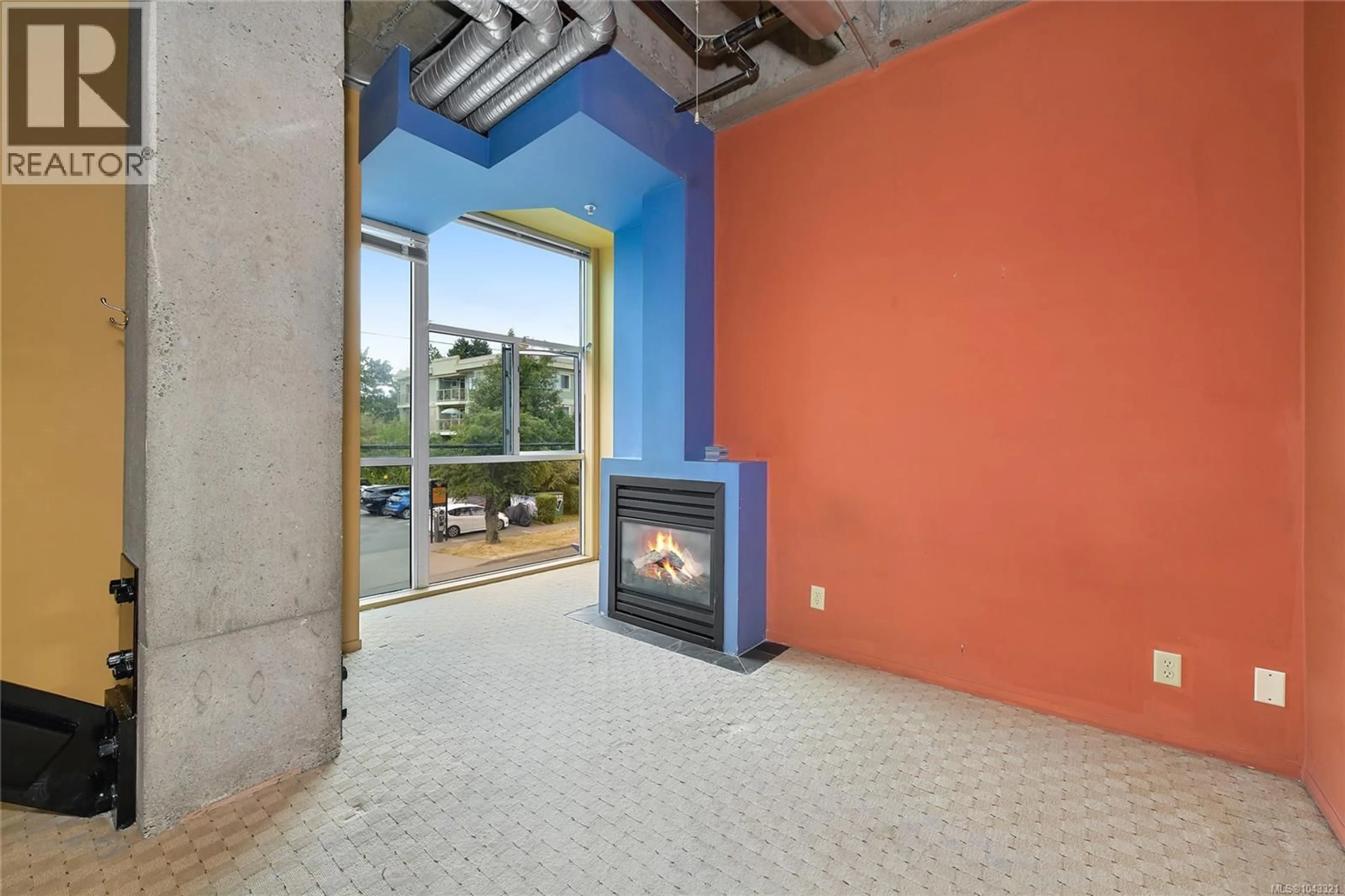 Indoor foyer for 201 - 1061 FORT STREET, Victoria British Columbia V8V5A1
