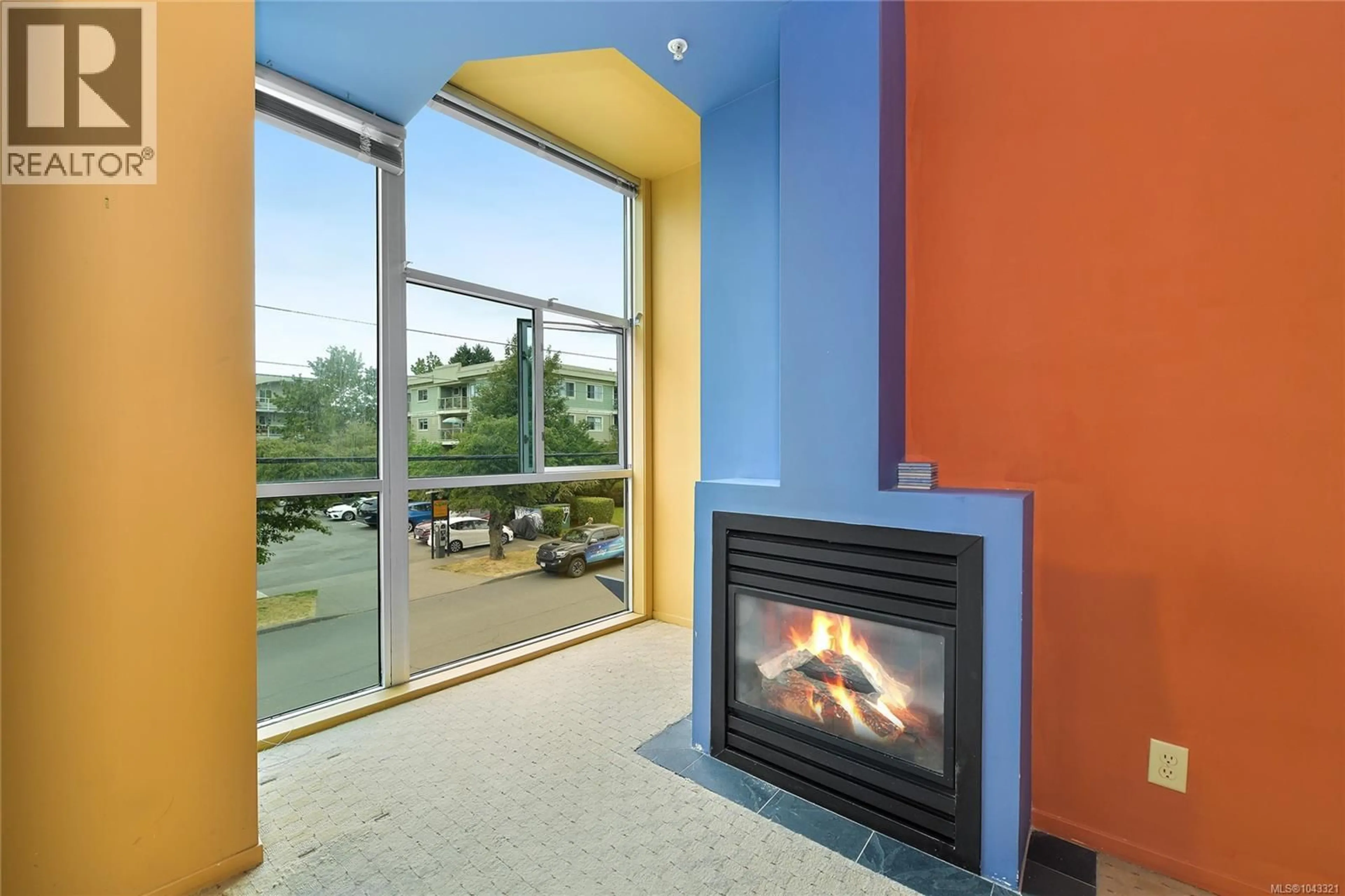 Indoor foyer for 201 - 1061 FORT STREET, Victoria British Columbia V8V5A1