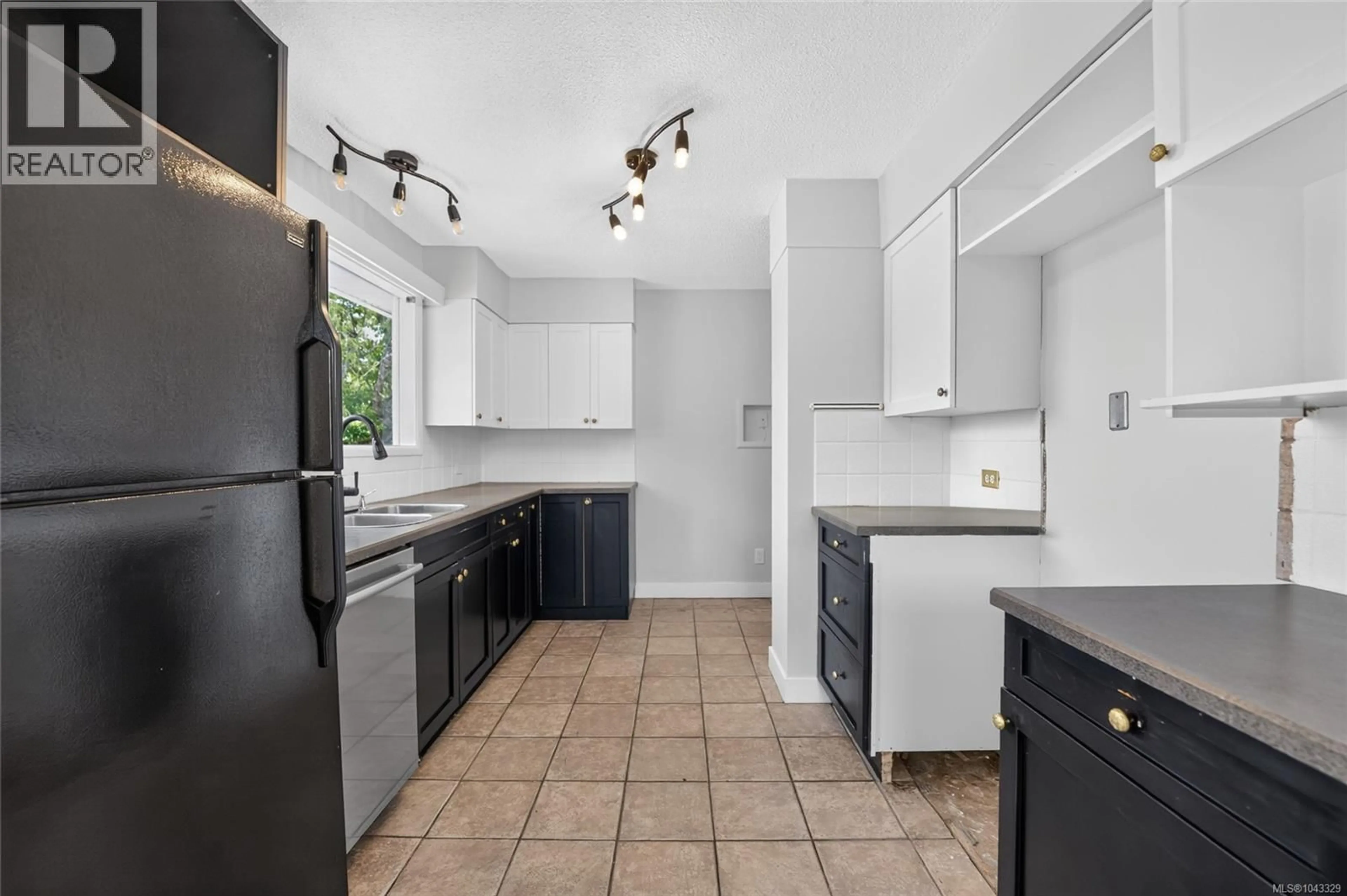 Standard kitchen, ceramic/tile floor for 650 HUNTER STREET, Nanaimo British Columbia V9S1R1