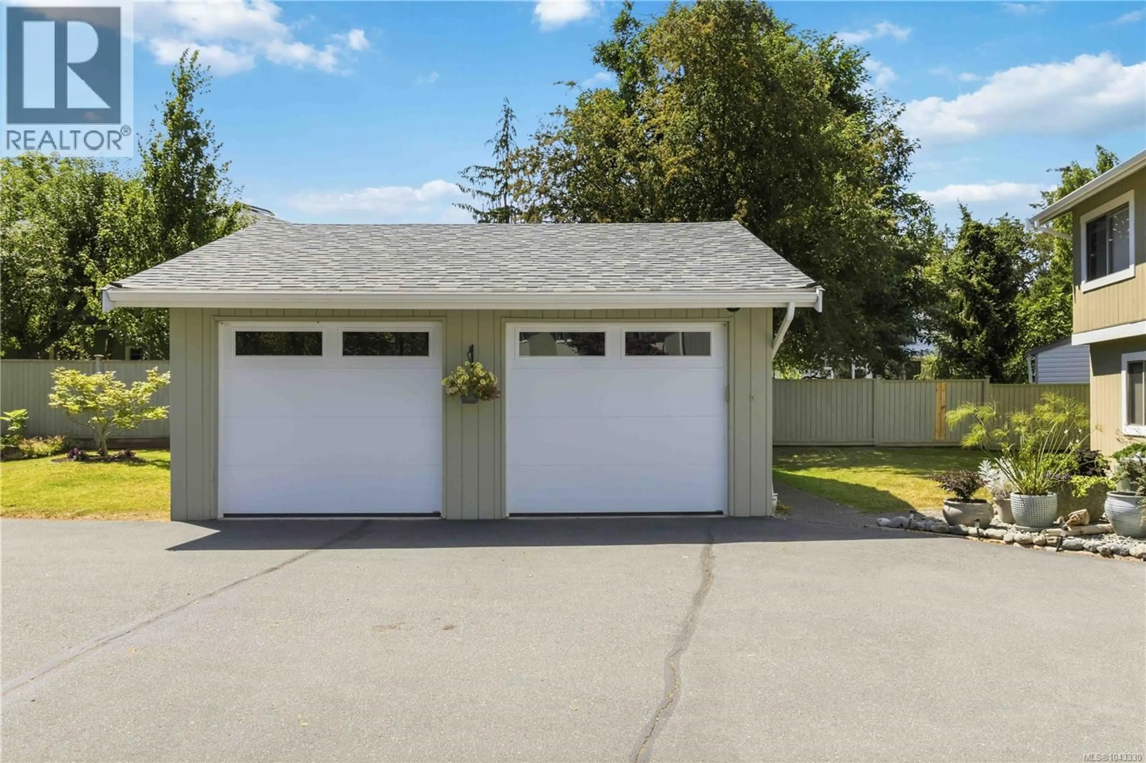 Indoor garage for 20 - 2020 WHITE BIRCH ROAD, Sidney British Columbia V8L2R1