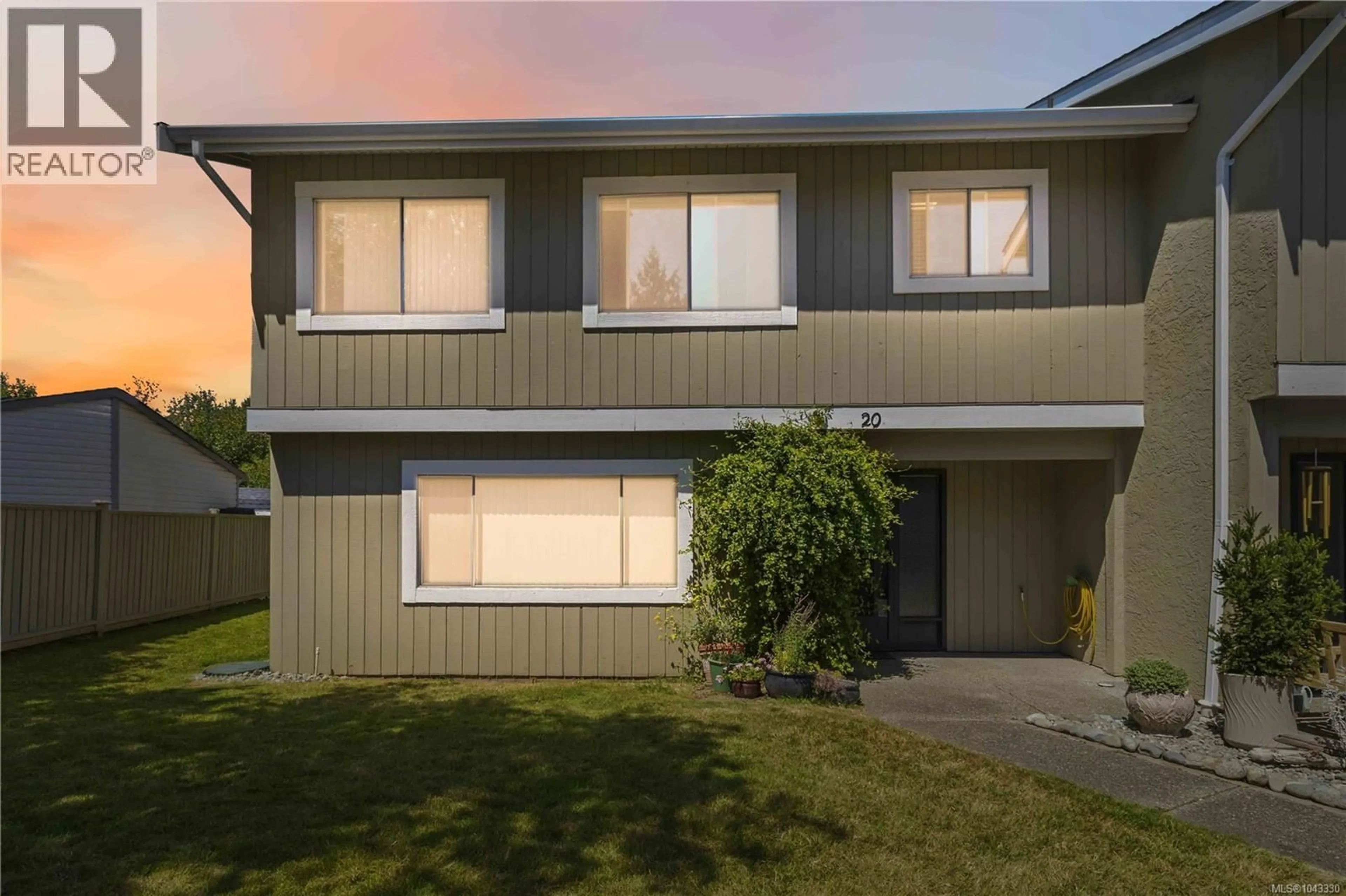 Home with vinyl exterior material, street for 20 - 2020 WHITE BIRCH ROAD, Sidney British Columbia V8L2R1