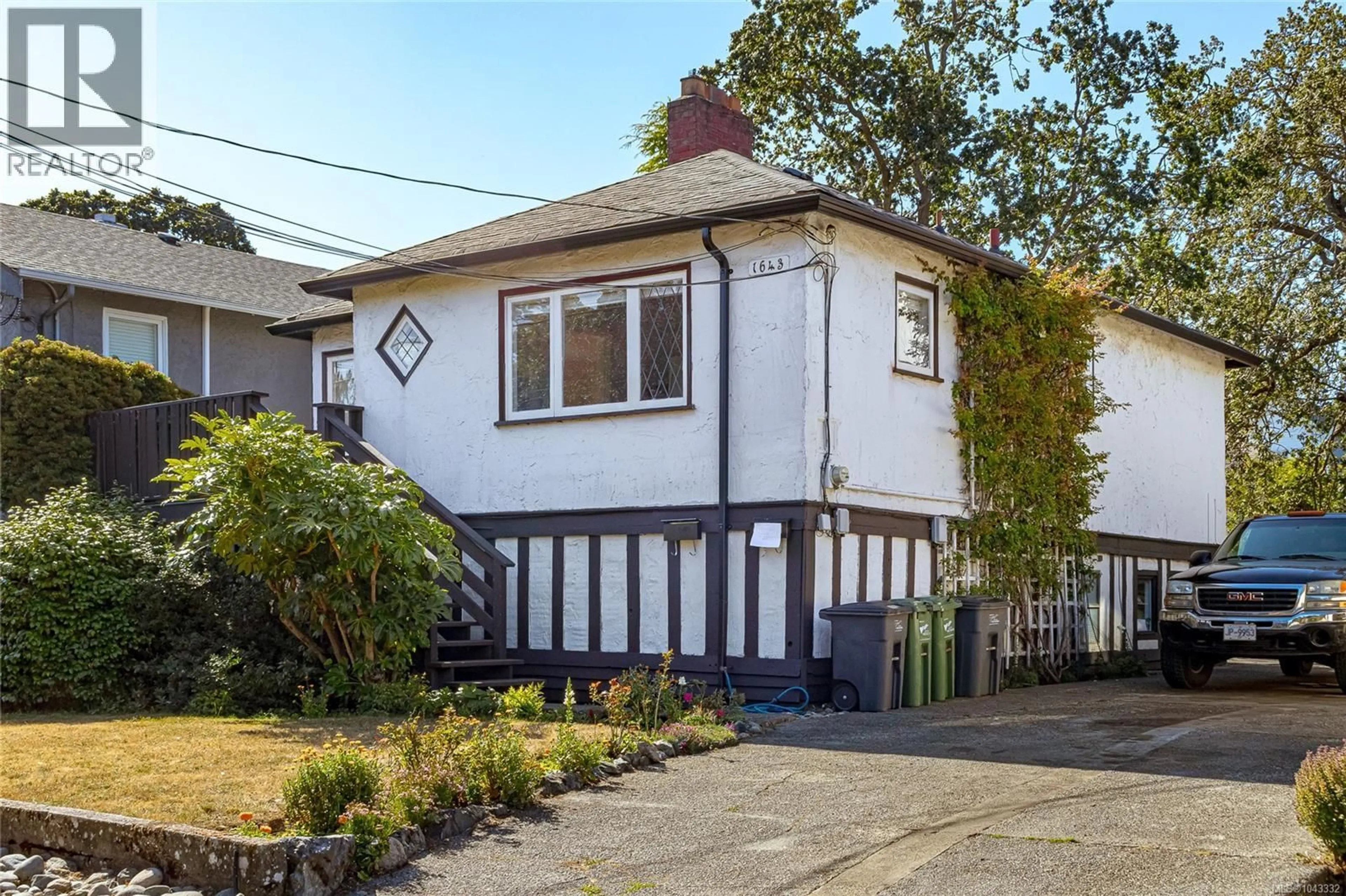 A pic from outside/outdoor area/front of a property/back of a property/a pic from drone, street for 1645 HAULTAIN STREET, Victoria British Columbia V8R2K8