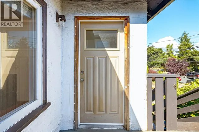 1645 HAULTAIN STREET, Victoria 4