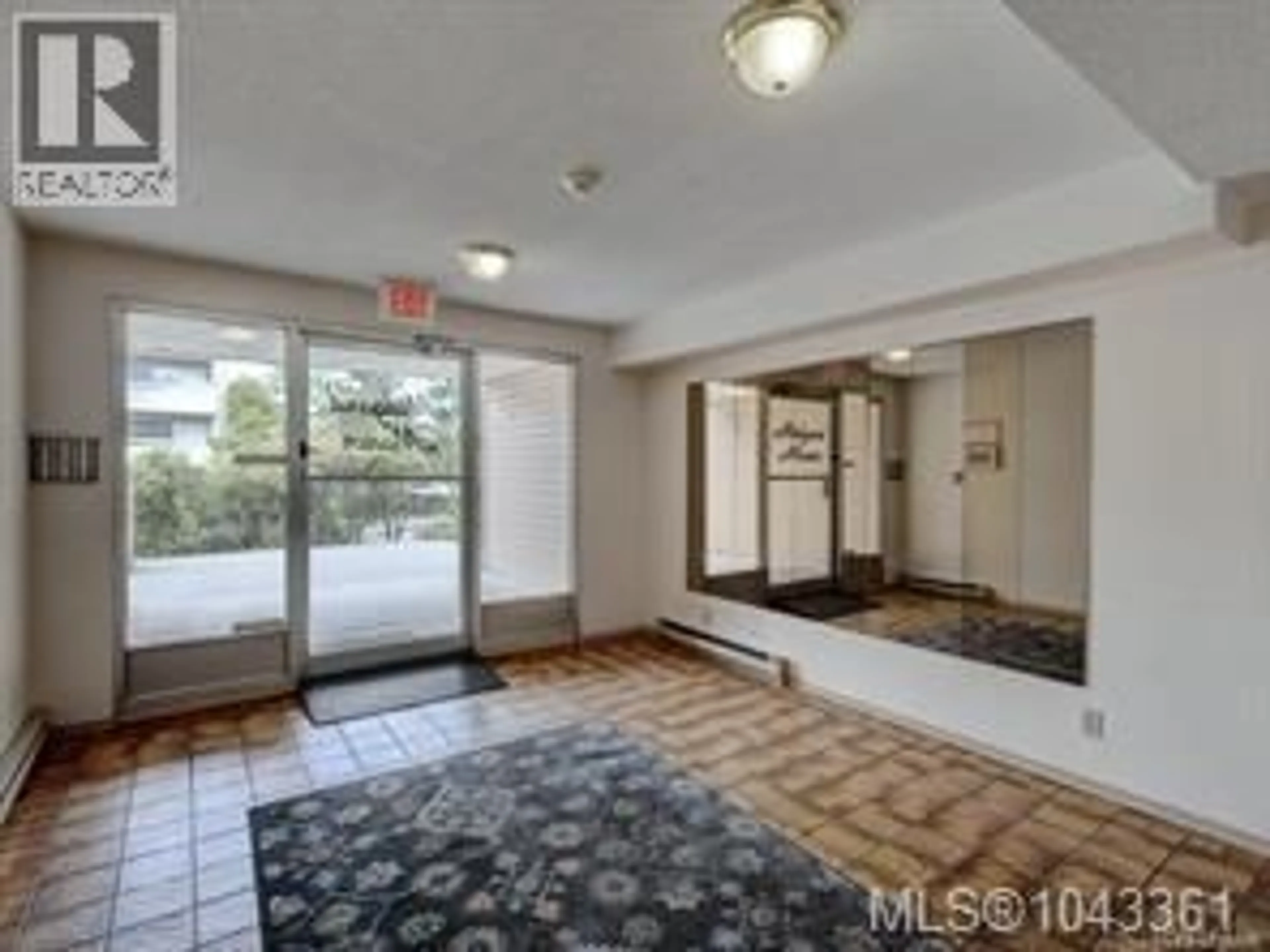 Indoor foyer for 303 - 1597 MIDGARD AVENUE, Saanich British Columbia V8P2Y2