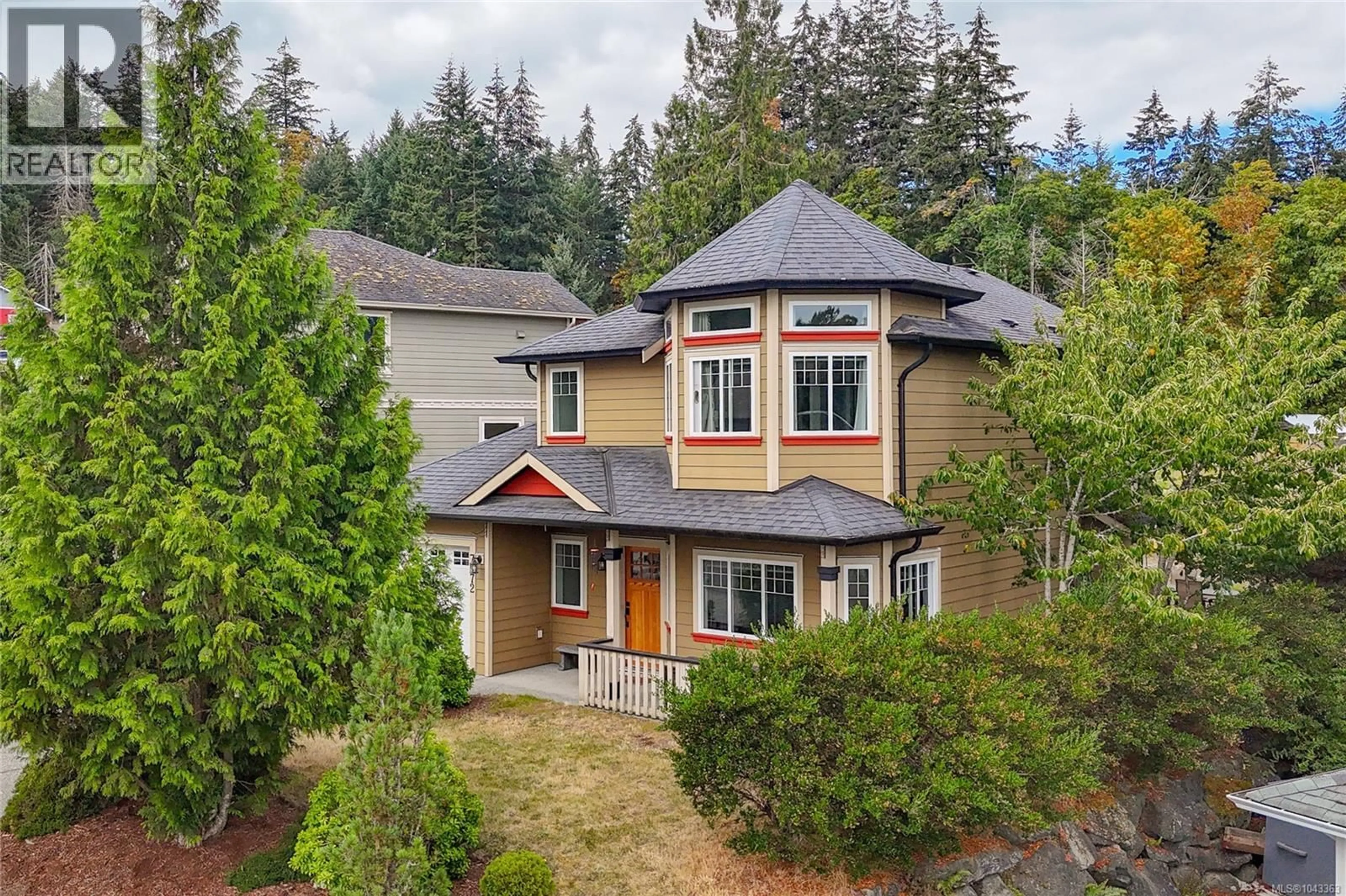 A pic from outside/outdoor area/front of a property/back of a property/a pic from drone, mountain view for 7972 NORTHVIEW DRIVE, Crofton British Columbia V0R1R0
