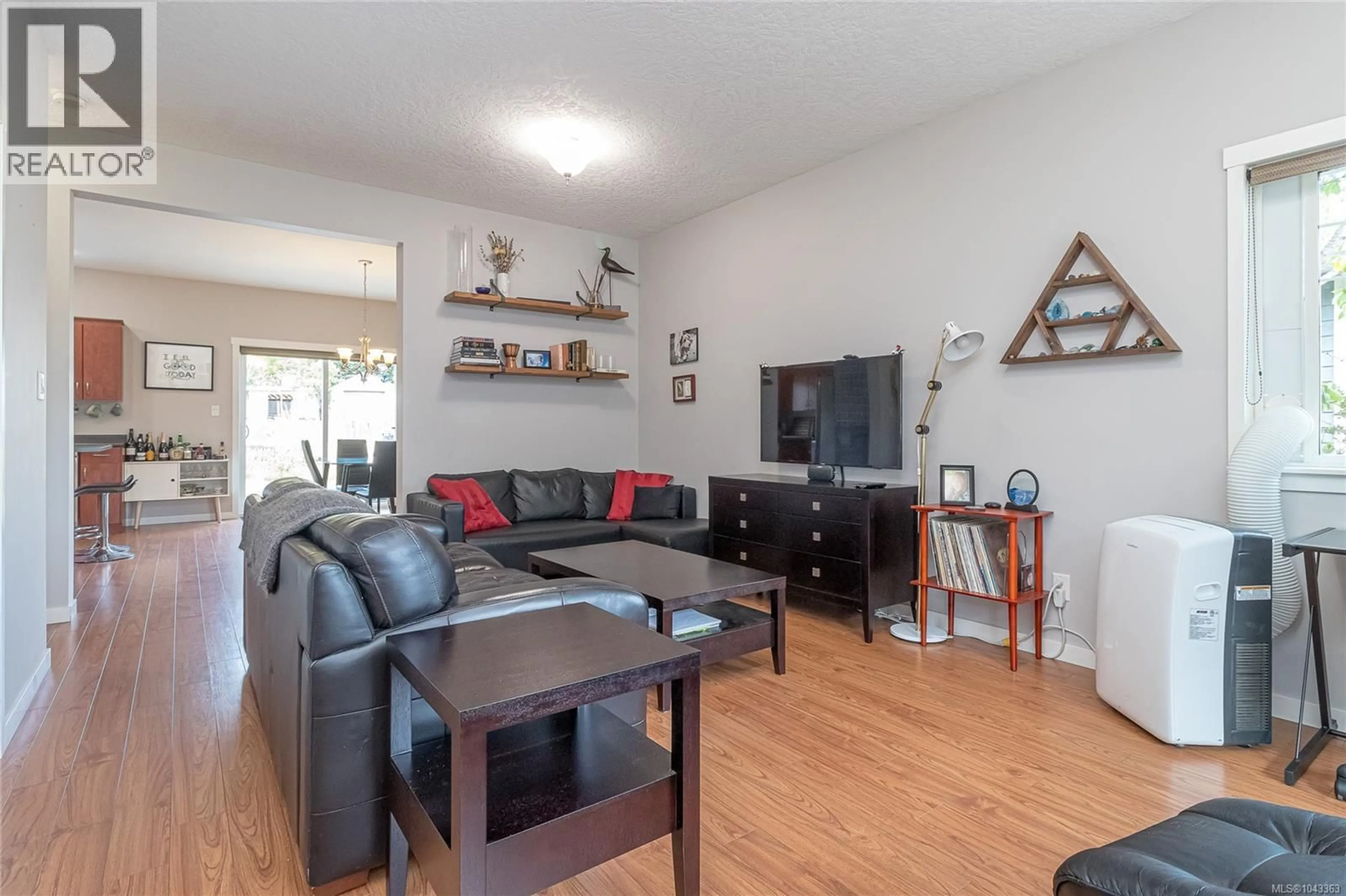 Living room with furniture, wood/laminate floor for 7972 NORTHVIEW DRIVE, Crofton British Columbia V0R1R0