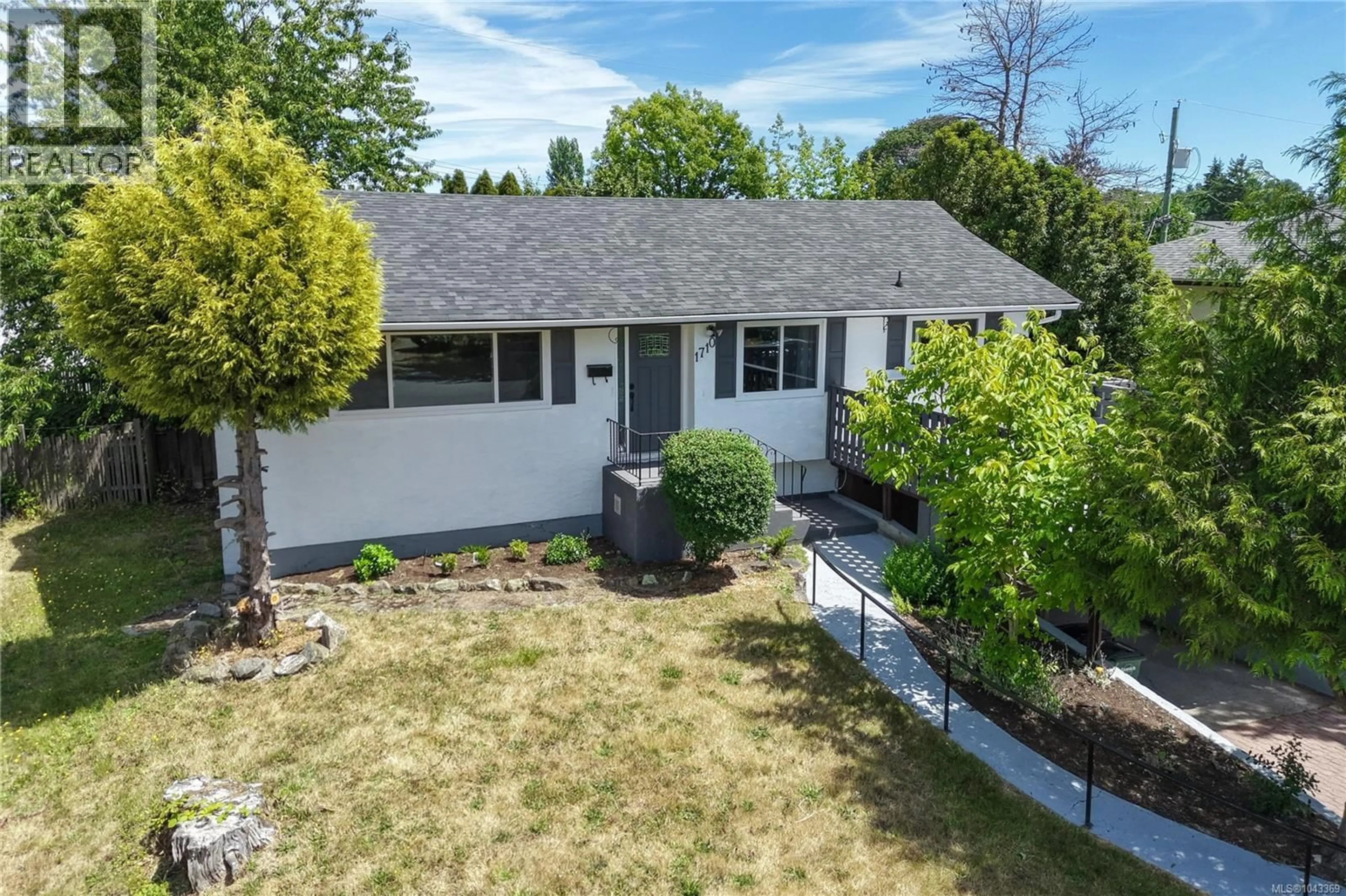 A pic from outside/outdoor area/front of a property/back of a property/a pic from drone, street for 1710 SPRUCEWOOD PLACE, Saanich British Columbia V8N1H3